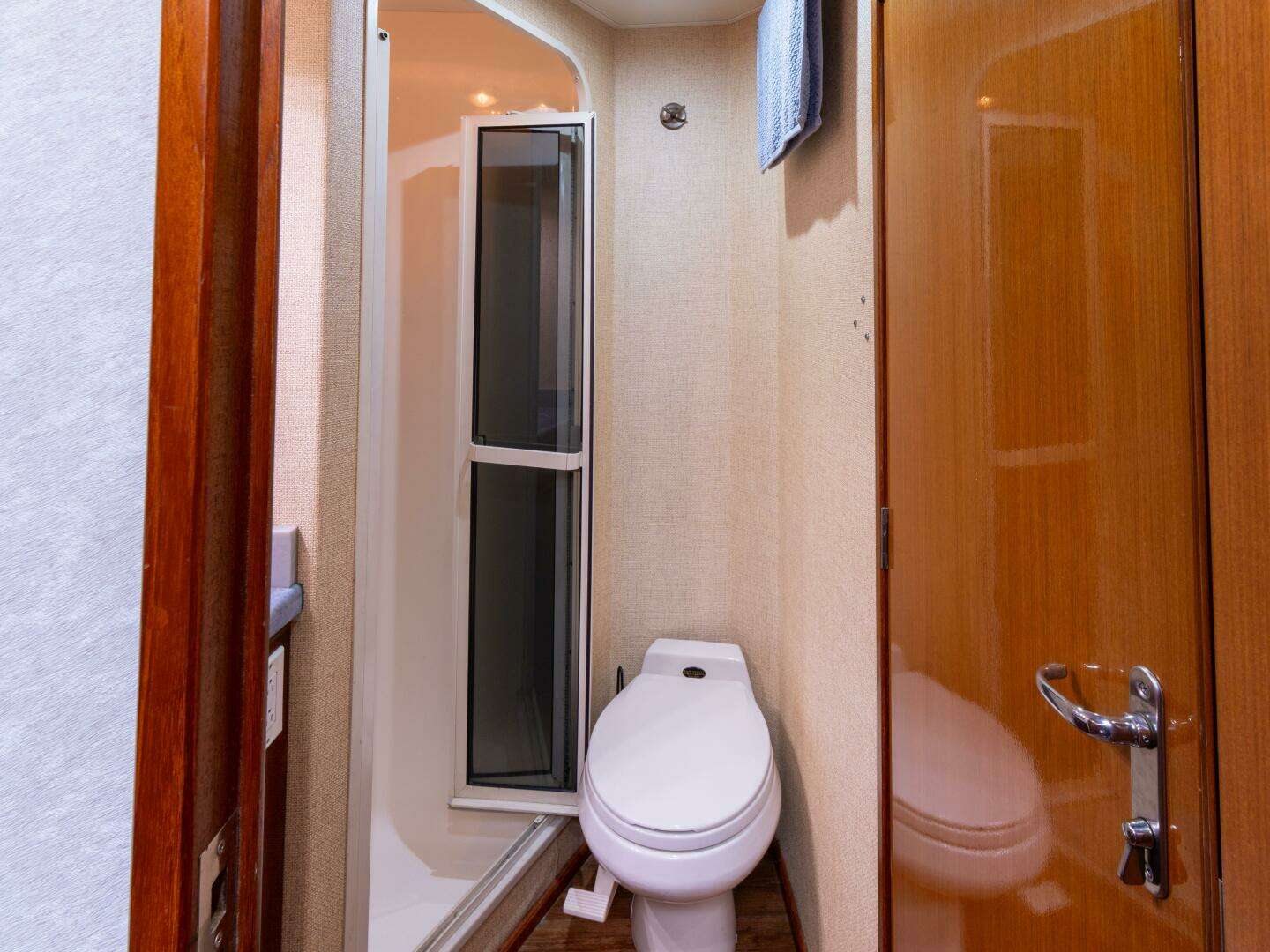 1998 Viking 58 Convertible - Image 31