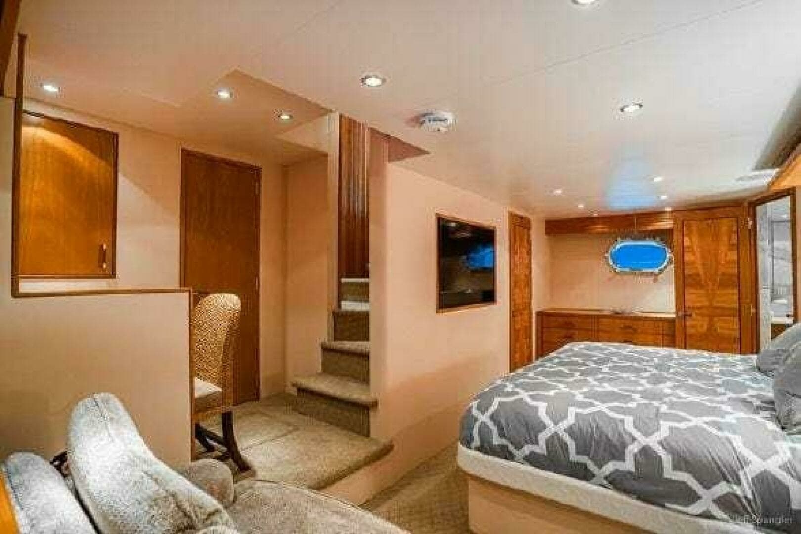 2008 Hatteras 77 Enclosed Bridge - Image 17