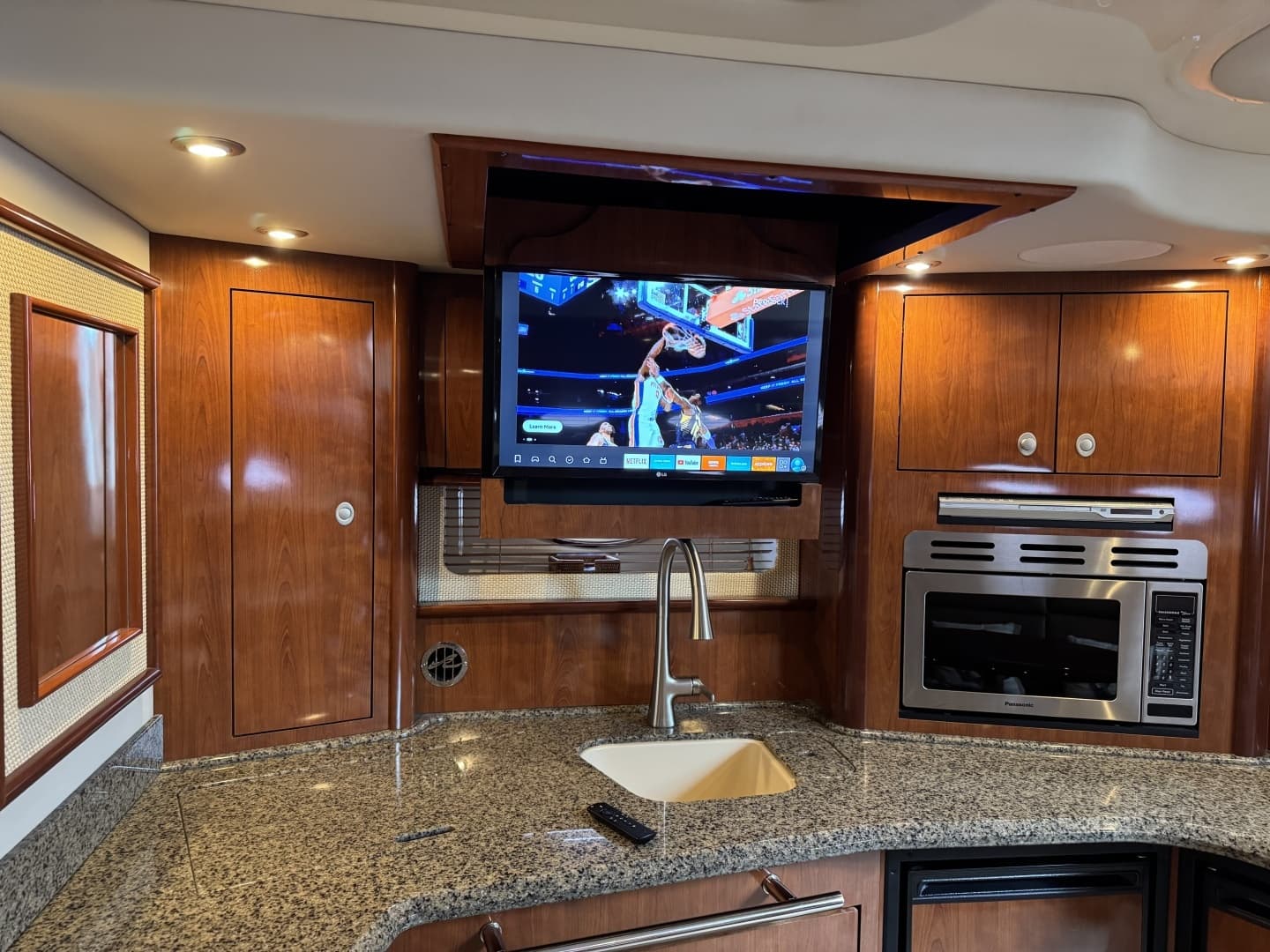 2005 Sea Ray 420 Sundancer - Image 10