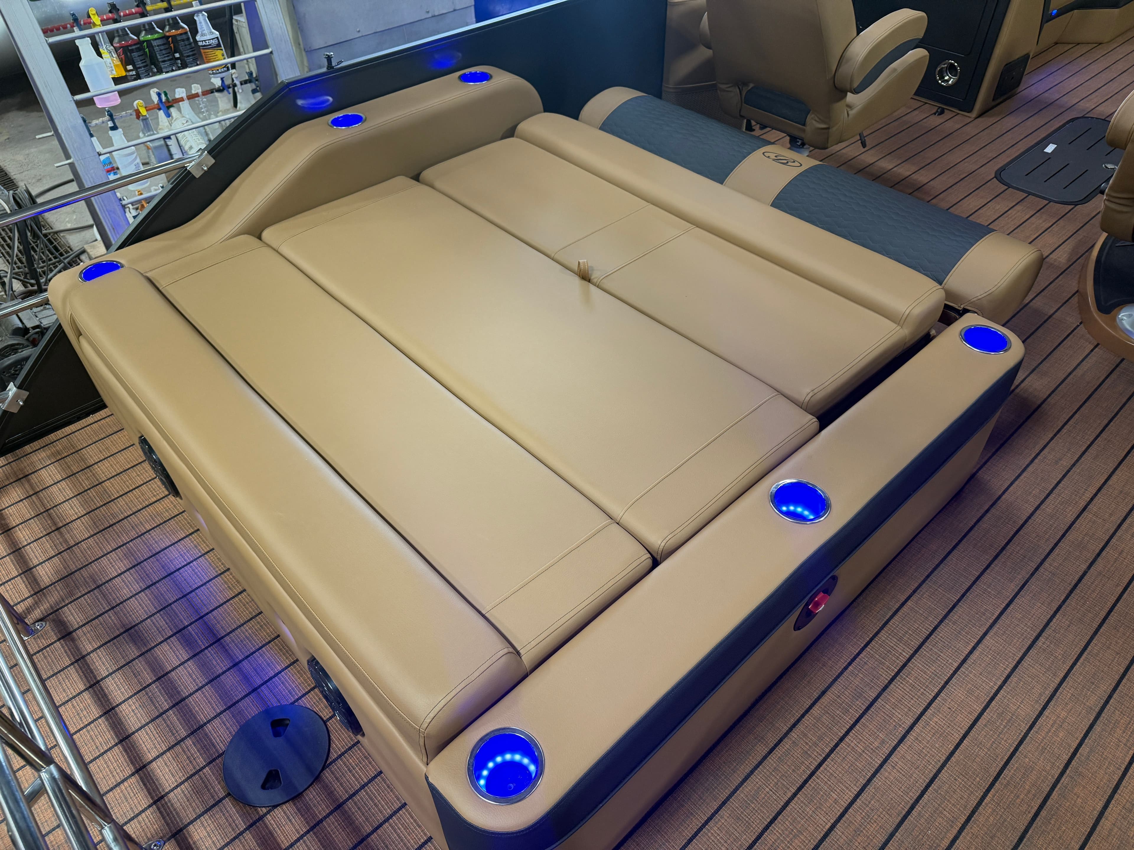 2026 Bentley Pontoons Elite 200HP 223 Swingback Tritoon - 21