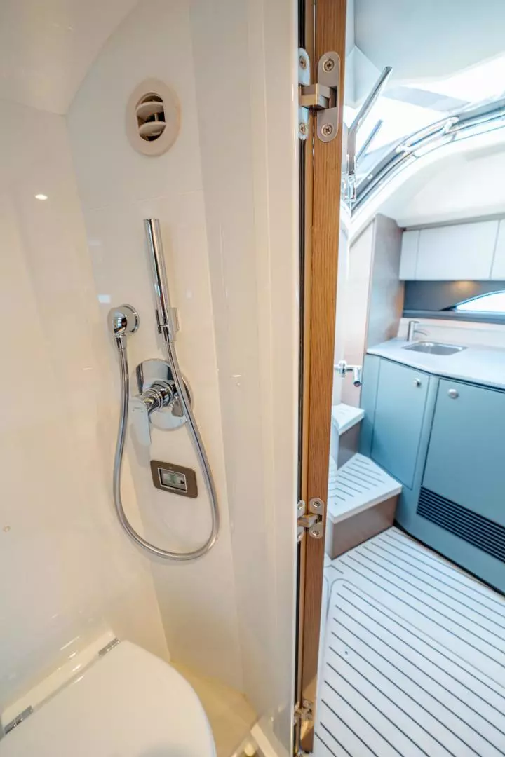 2022 Princess R Class 35 - Image 29
