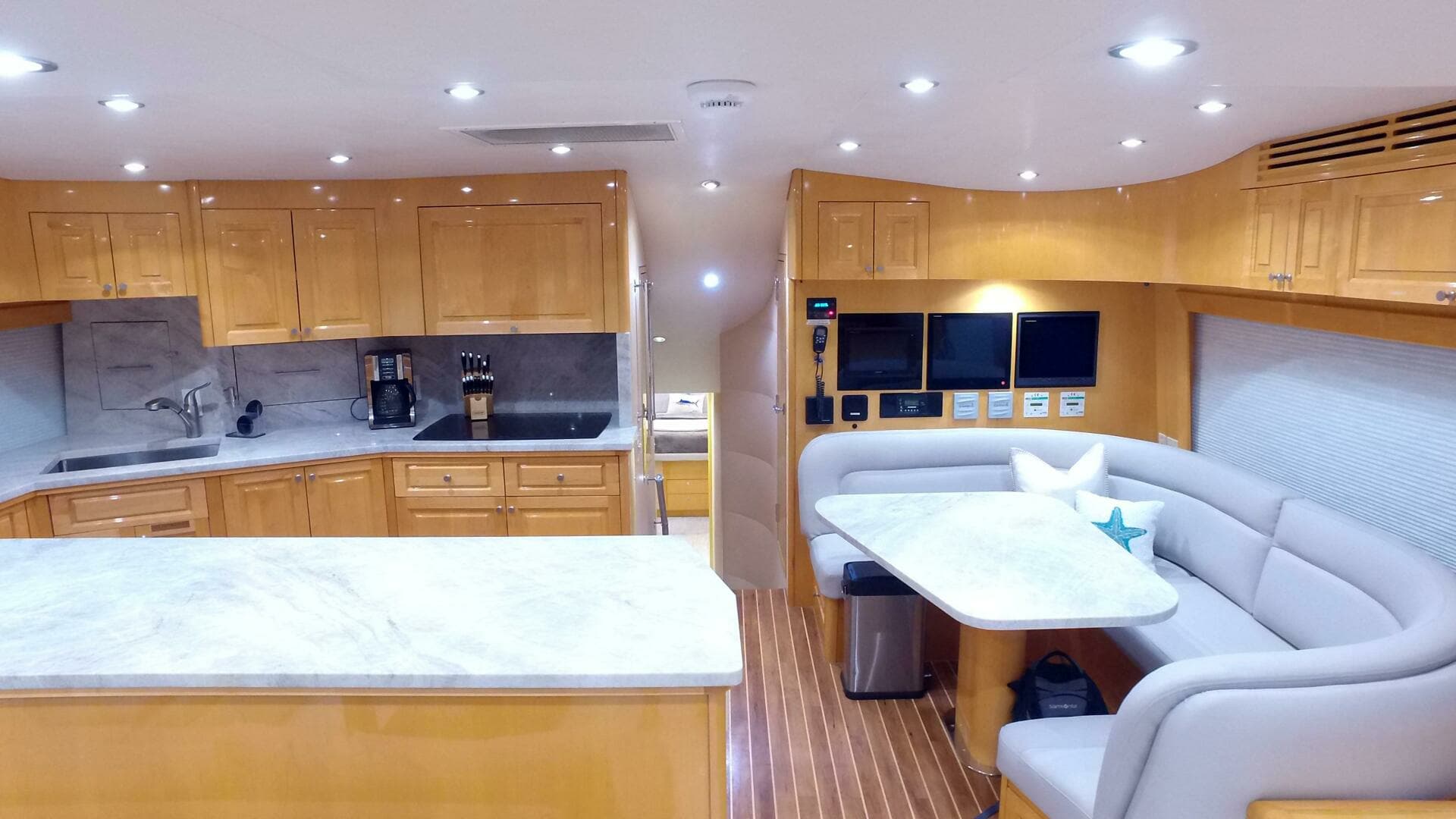 2006 Hatteras 68 Convertible - Image 5