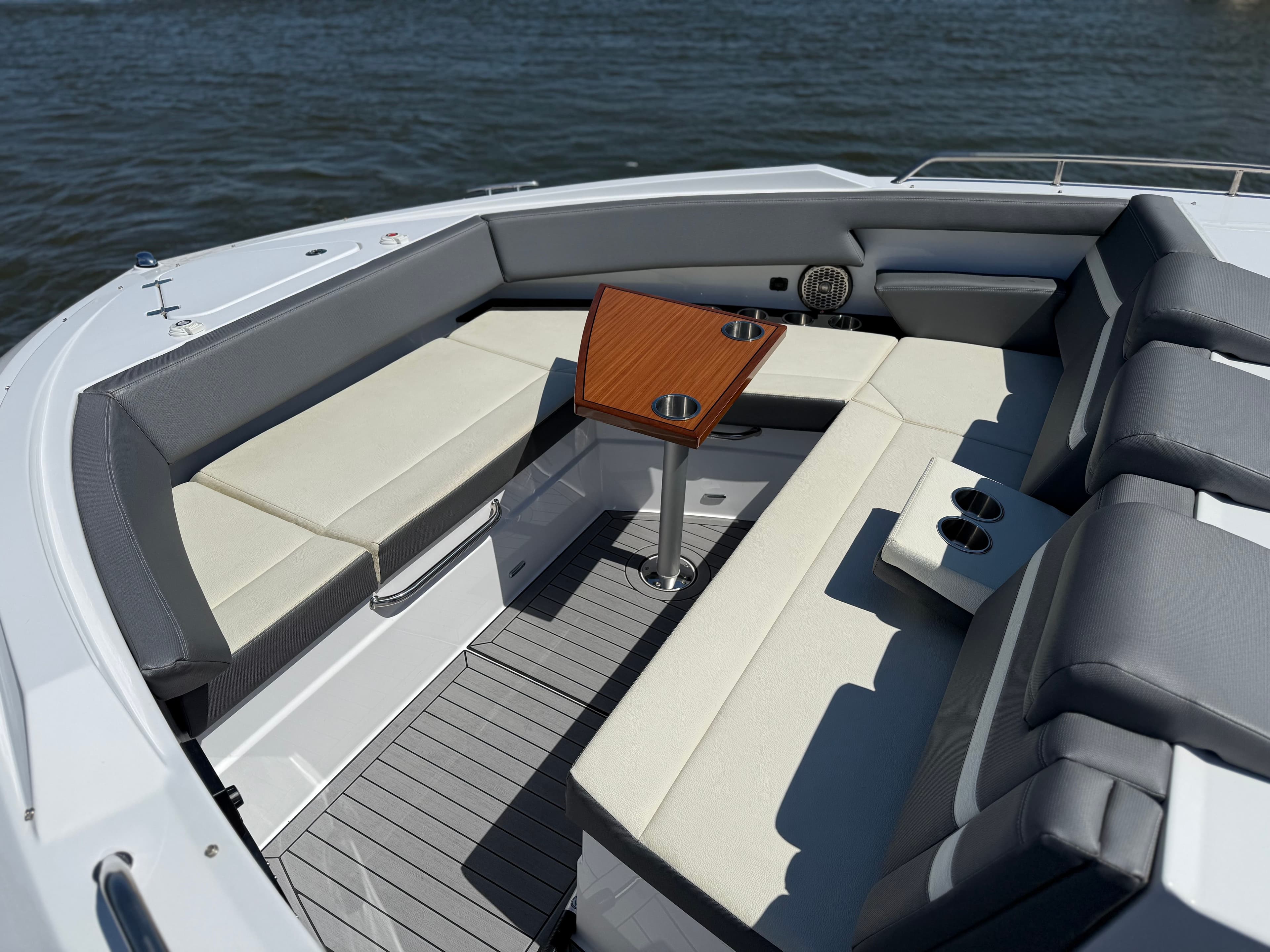 2021 Cruisers Yachts 38 GLS - 42