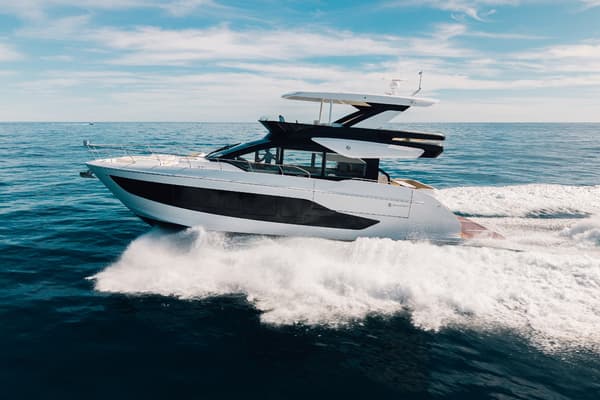 2026 Cruisers Yachts 57 FLY