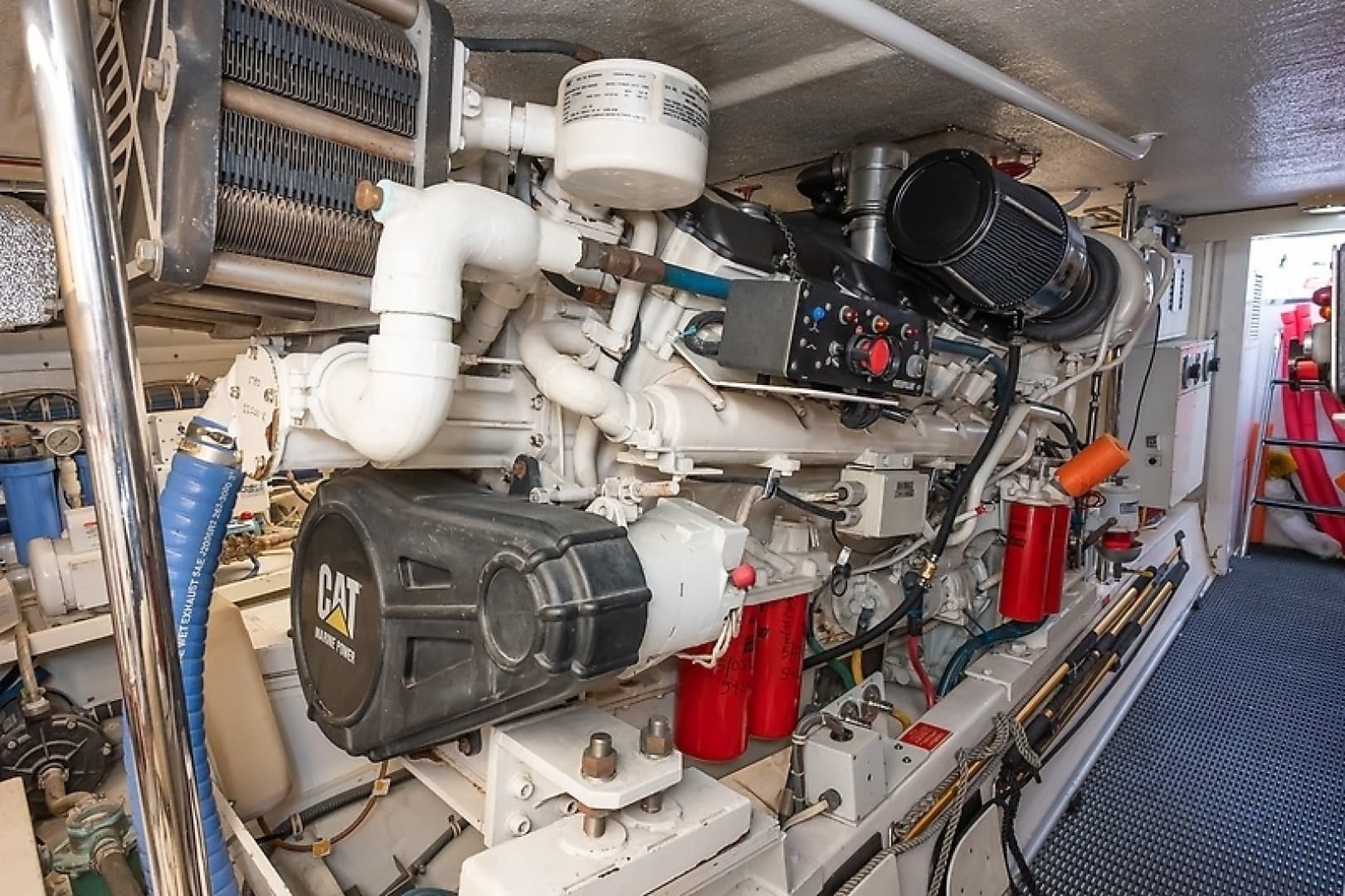 2001 Hatteras 60 Convertible - Image 43