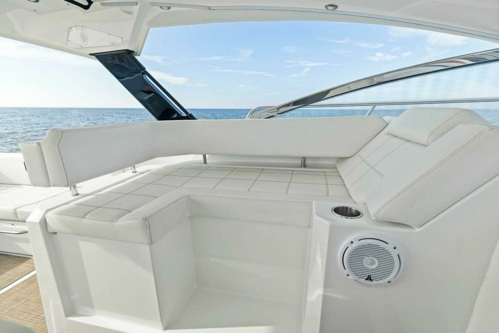 2015 Cruisers Yachts 390 Express Coupe - Image 10
