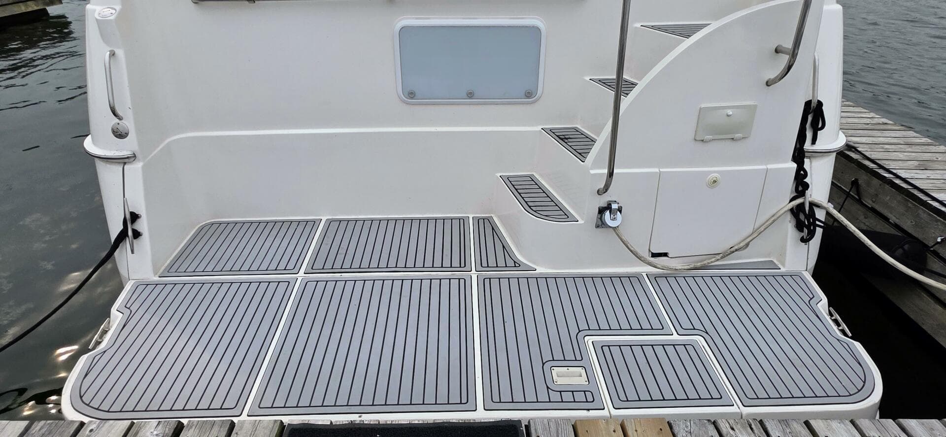 2000 Silverton 453MY yacht stern with non-slip decking and dockside view.