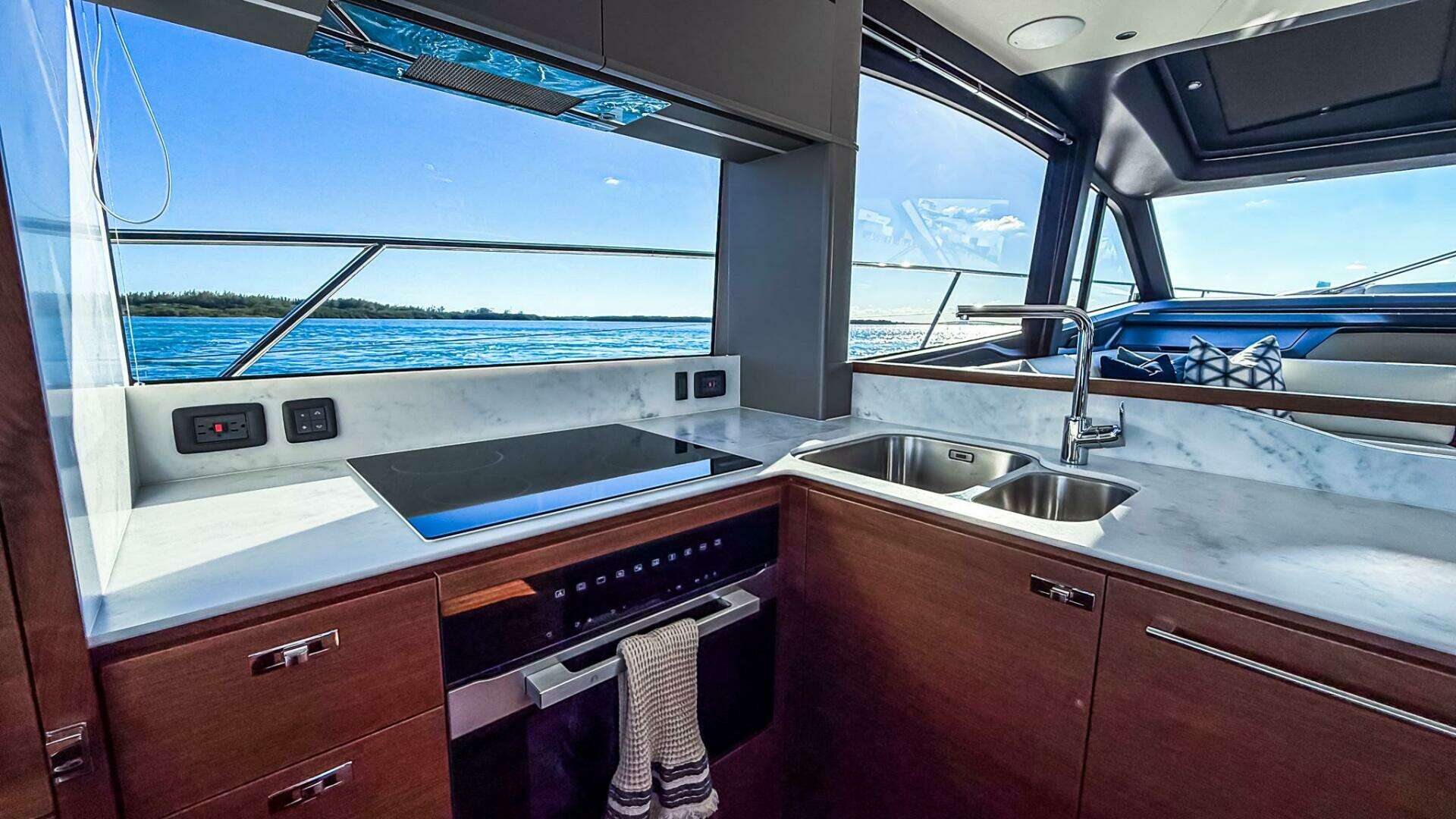 2026 Princess S65 Sportbridge - Image 30