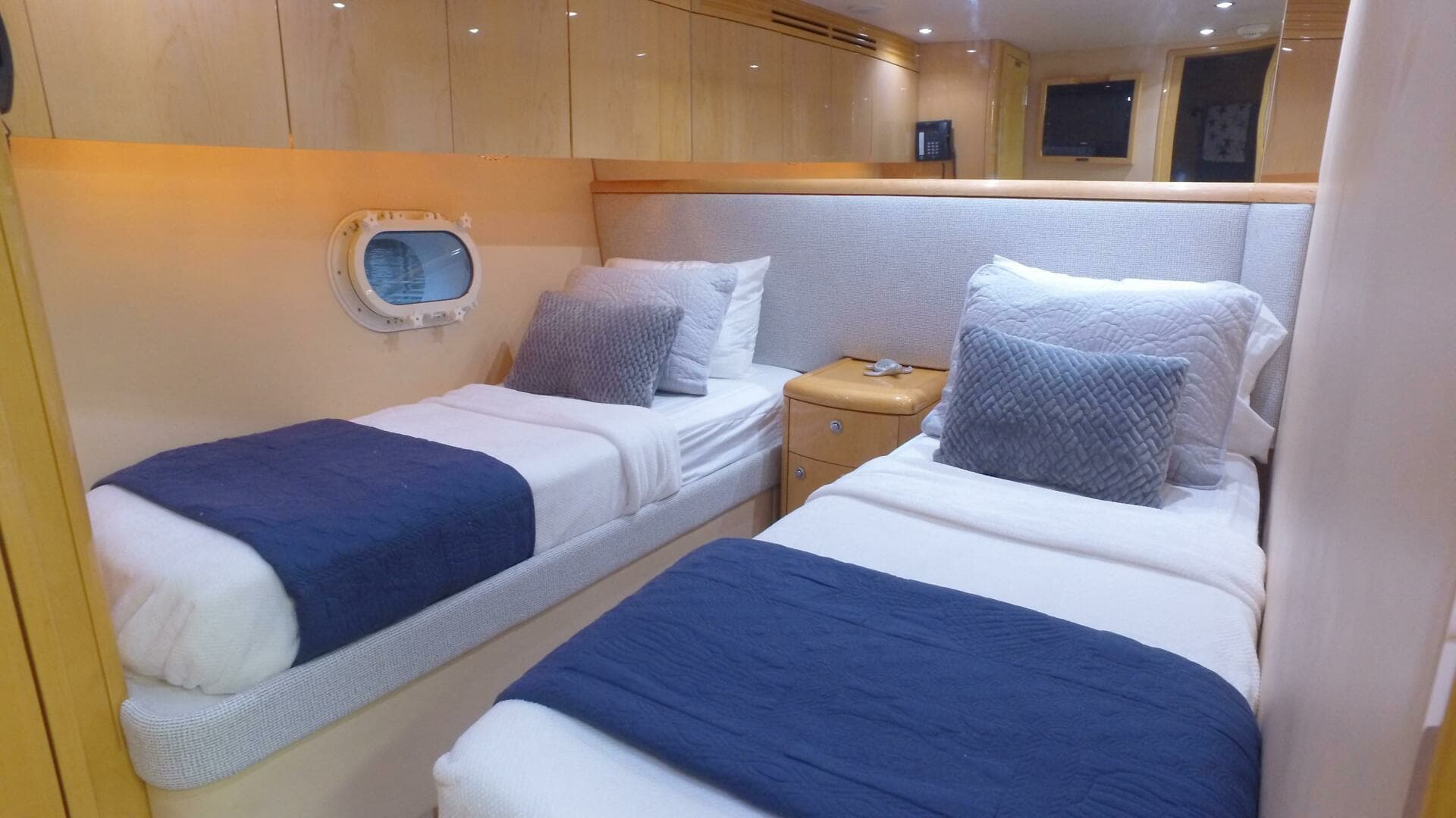 2006 Hatteras 68 Convertible - Image 14