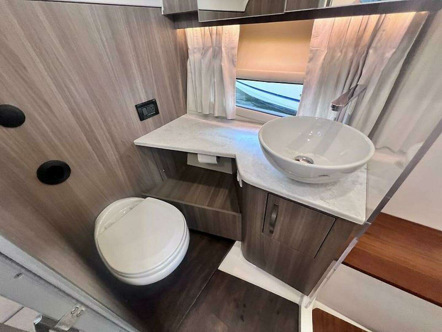 2019 Regal 33 SAV - Image 49