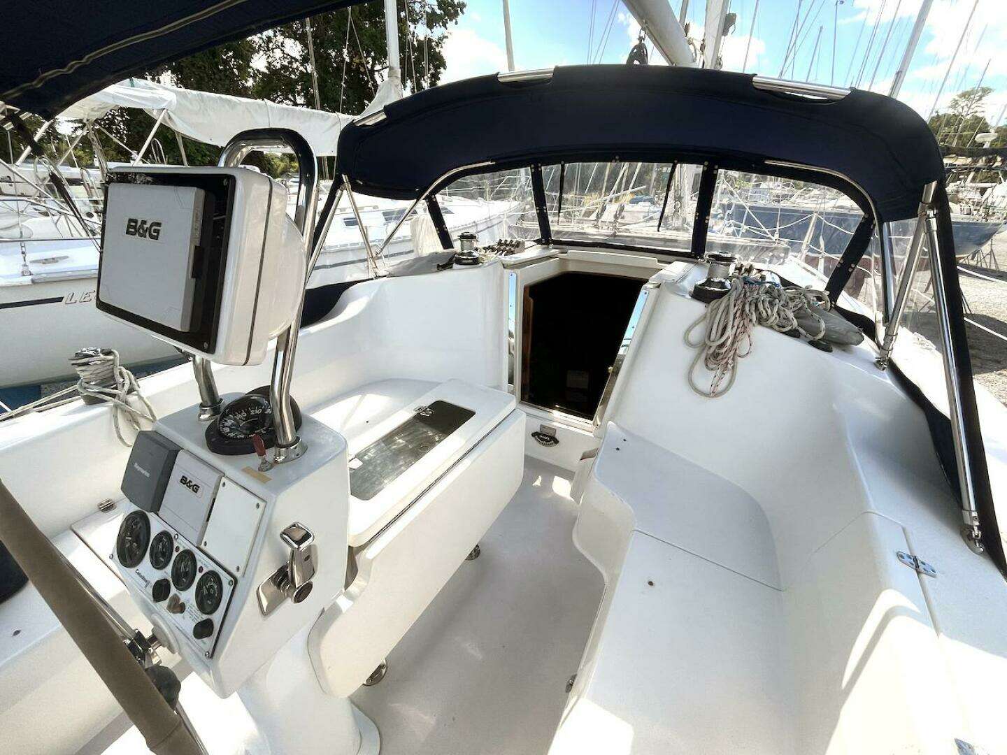 2003 Catalina 350 - Image 9