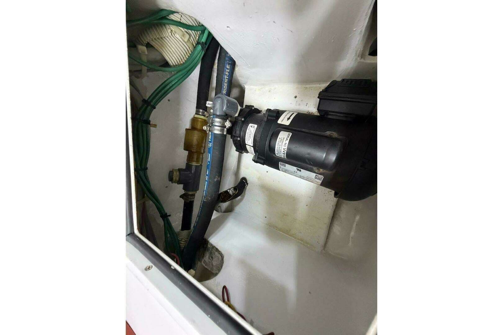 2004 Viking 56 Convertible - Image 41