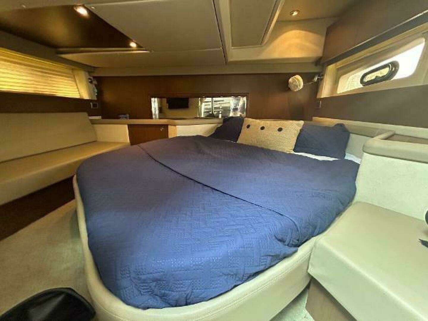 2014 Sea Ray 370 Venture - Image 31