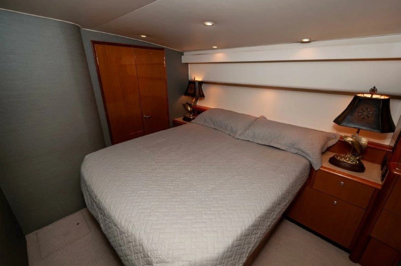 2001 Viking 61 Convertible - Image 15
