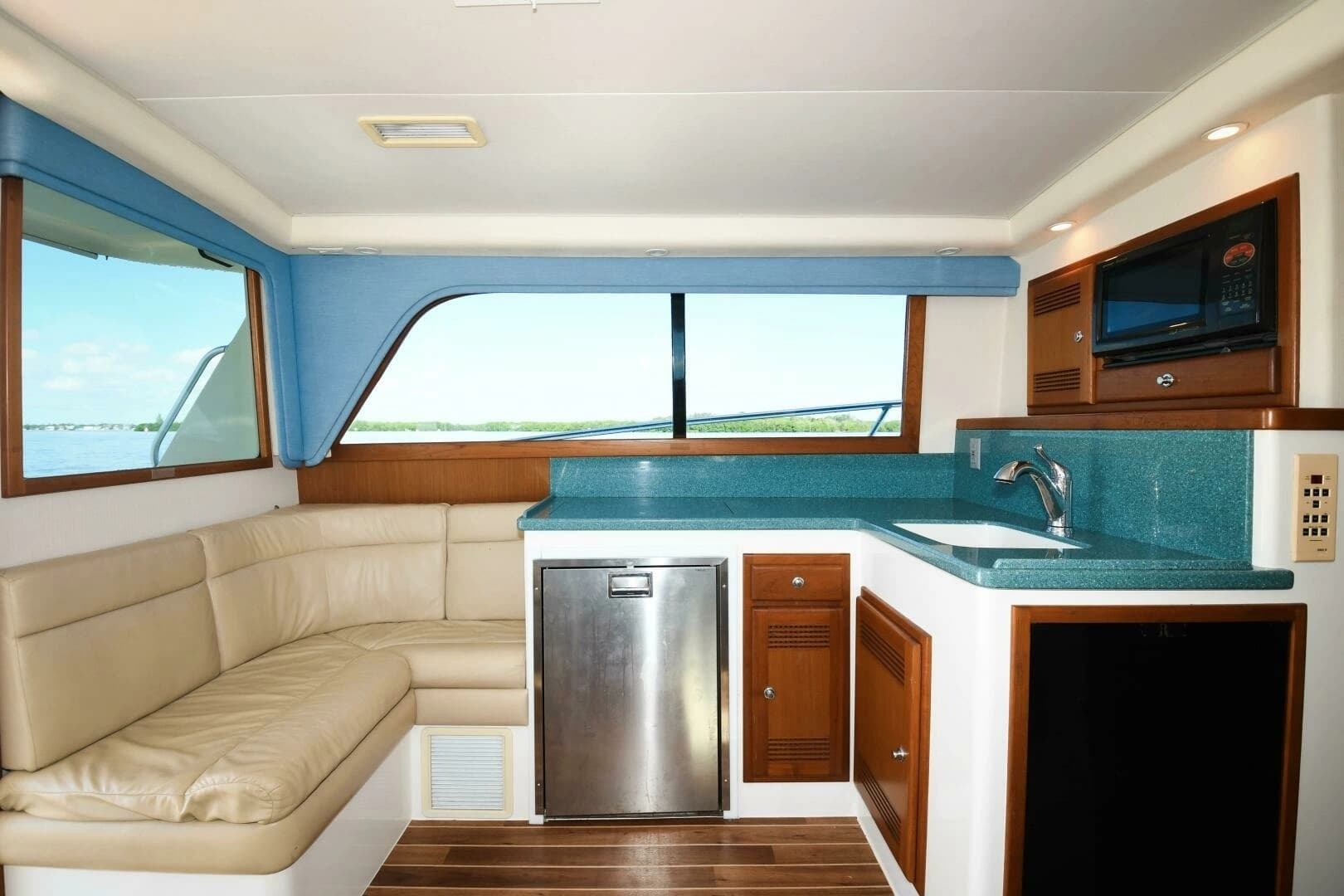2001 Cabo 35 Flybridge - Image 7