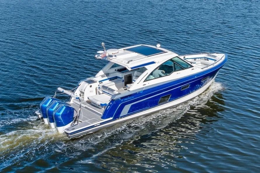 2024 Formula 380 Super Sport Crossover OB cruising on open water.