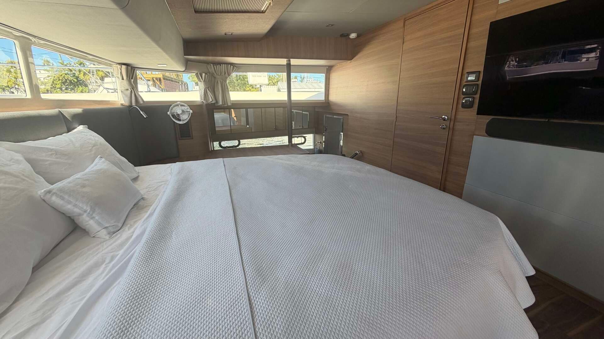 2025 Aquila 54 ENCLOSED BRIDGE - Image 51