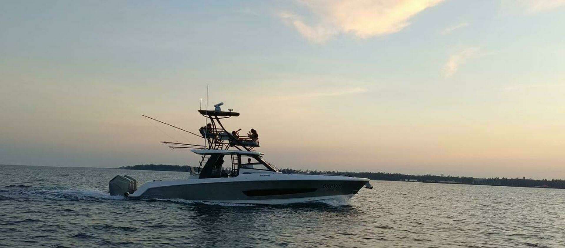 2024 Boston Whaler 420 Outrage - Image 2
