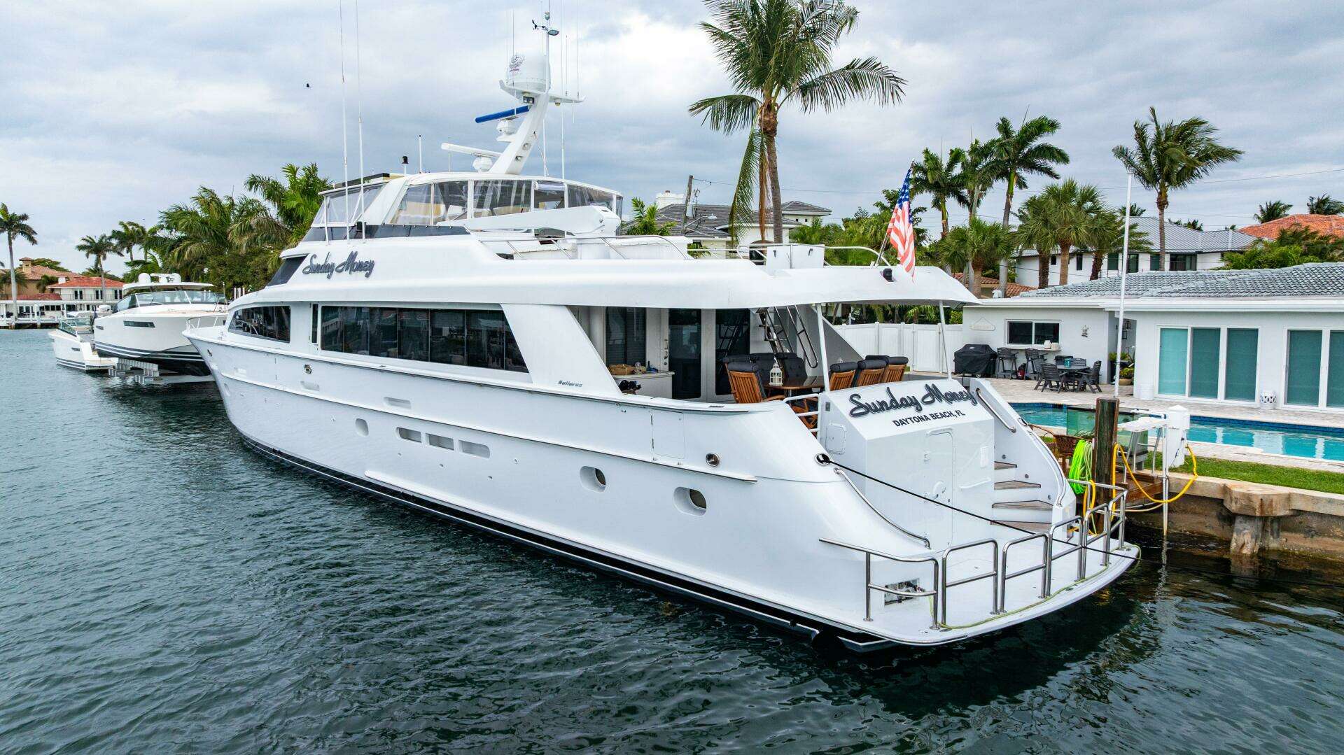2001 Hatteras 100 Motor Yacht - Image 4