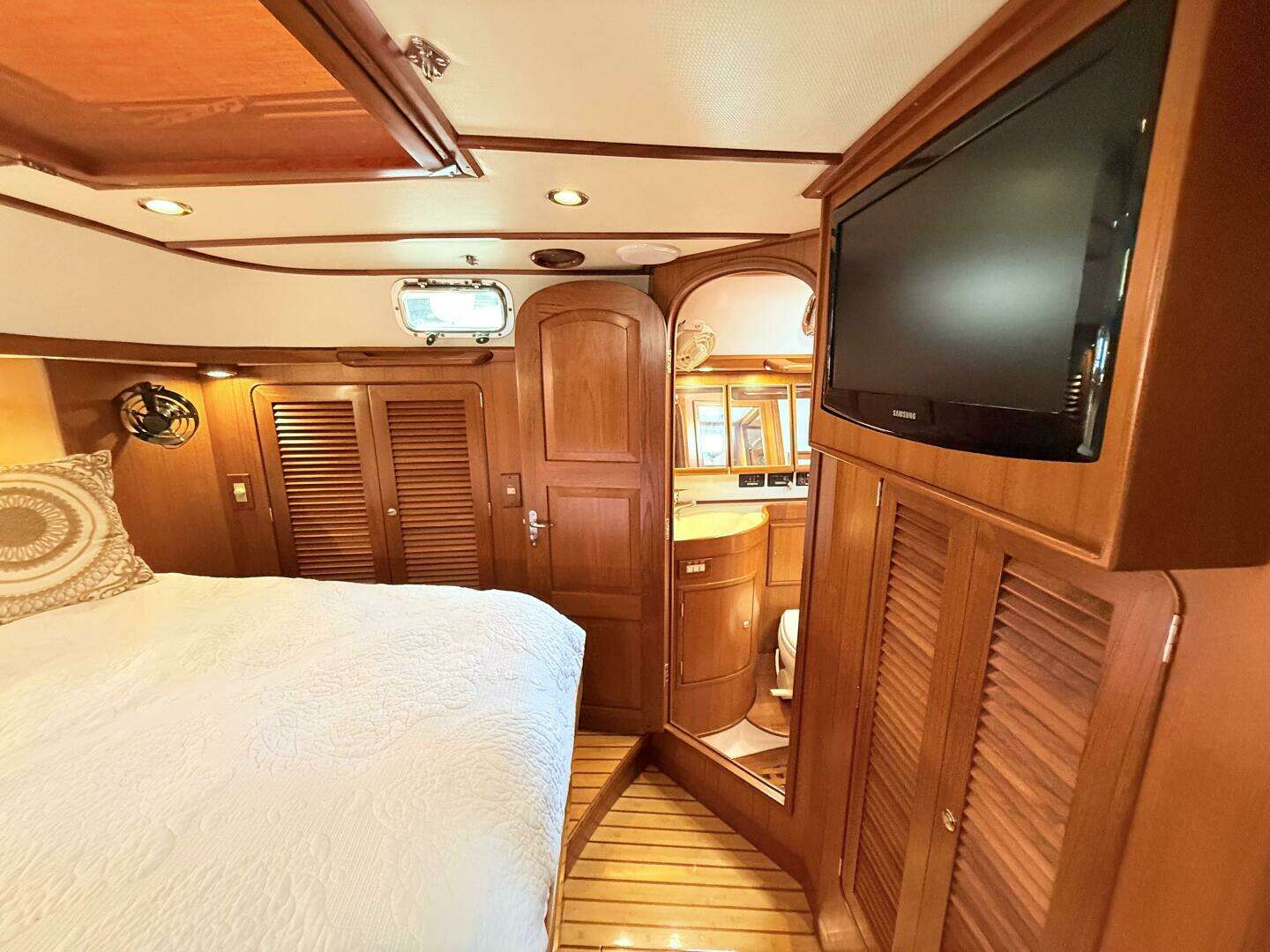 2008 Hylas 46 Center Cockpit - Image 32