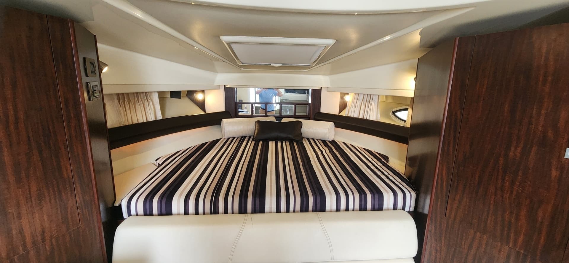2015 Monterey 335 Sport Yacht - Image 11