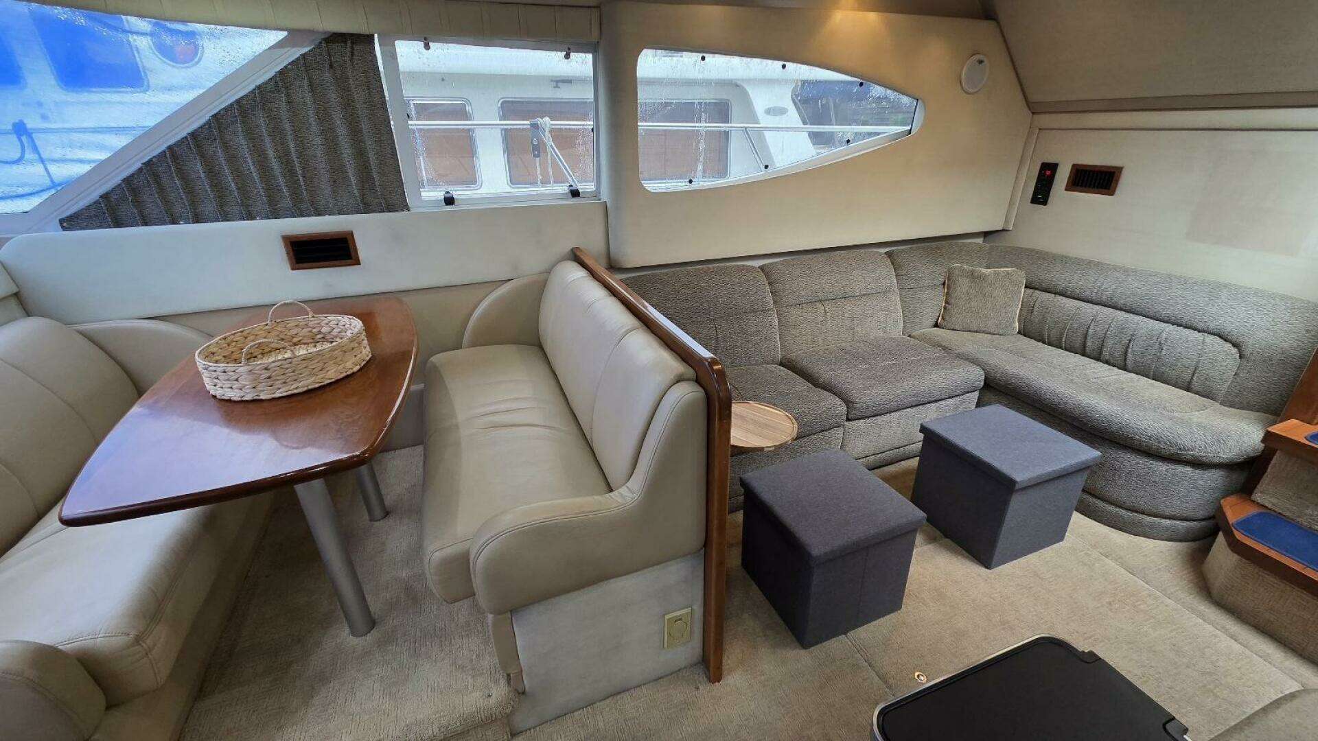 2000 Cruisers Yachts 4450 Express Motor Yacht - Image 32