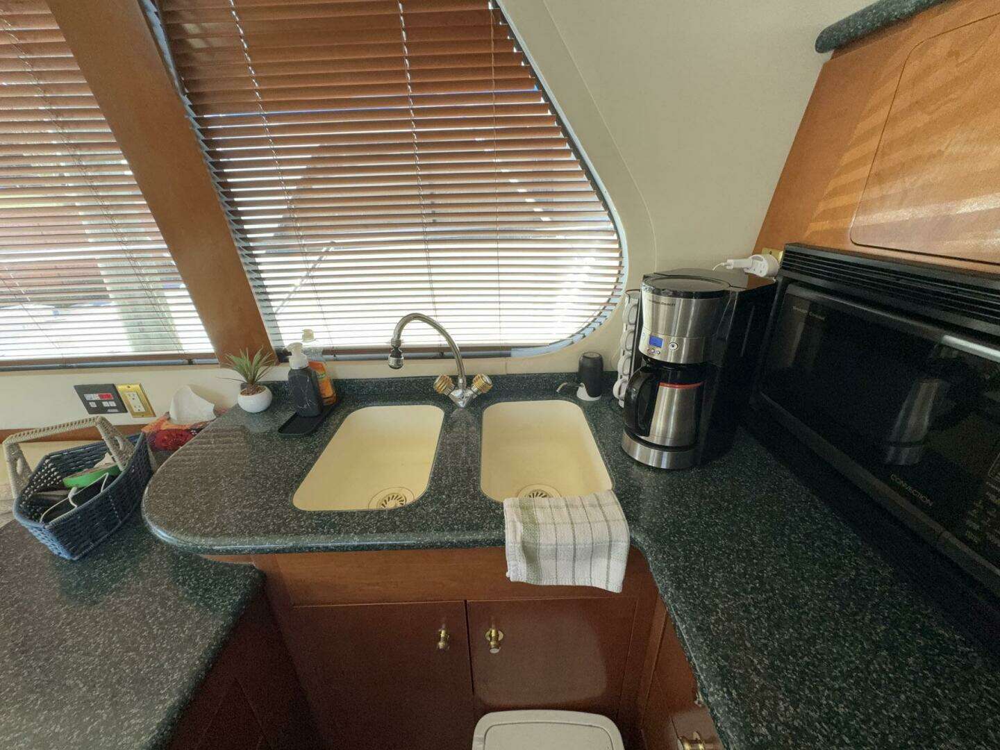 1999 Carver 530 Voyager Pilothouse - Image 29