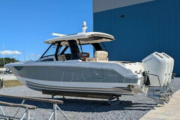 2024 Boston Whaler 350 Realm - Image 1