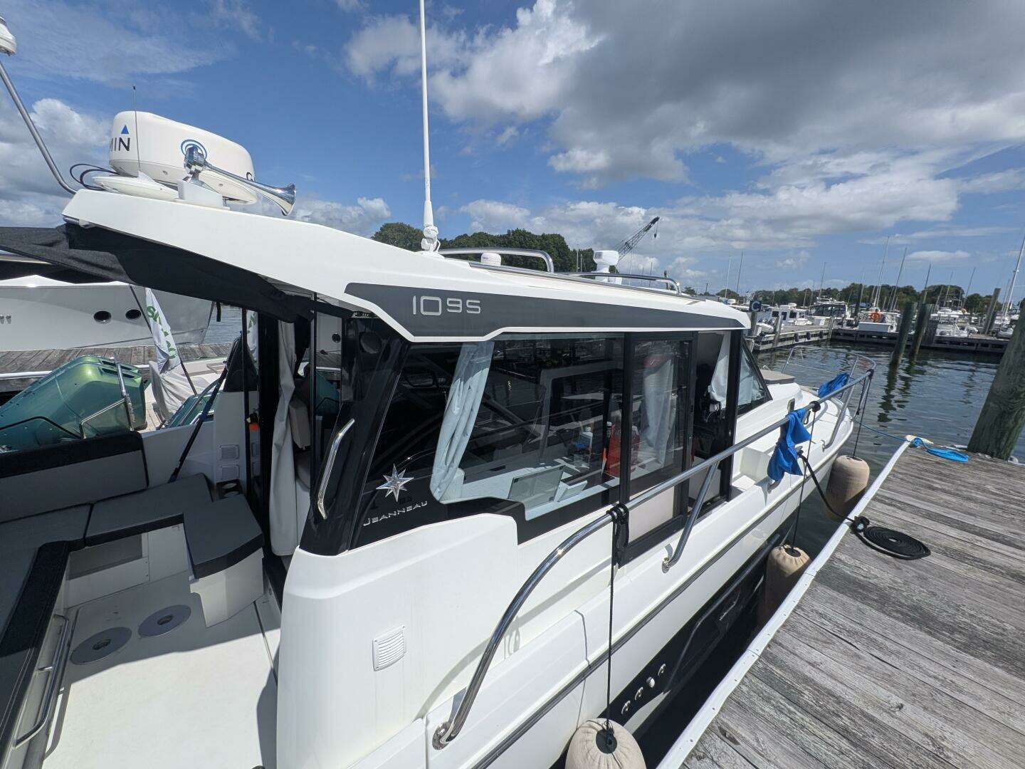 2023 Jeanneau NC 1095 Weekender - Image 2