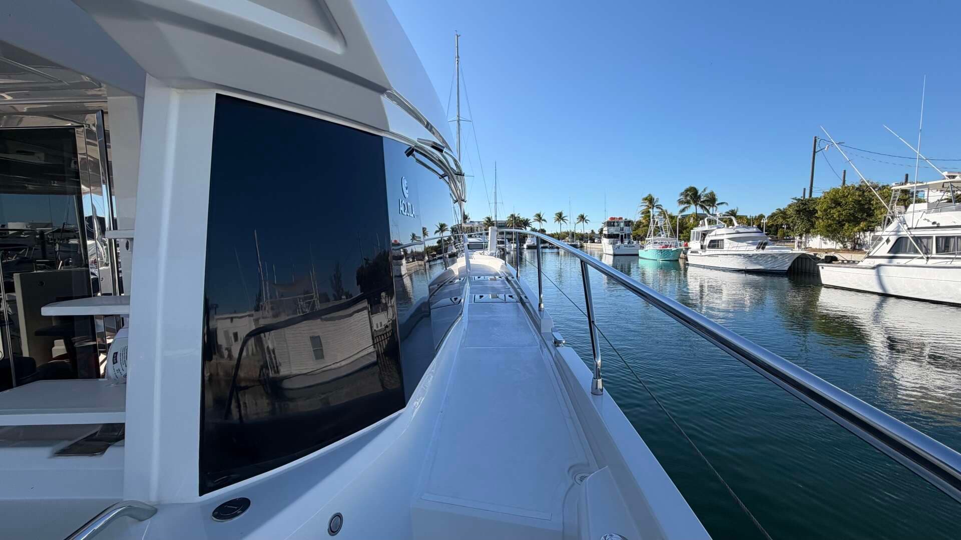 2025 Aquila 54 ENCLOSED BRIDGE - Image 22