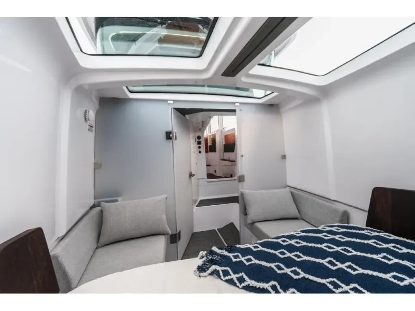 2022 Axopar 37 XC CROSS CABIN - Image 25