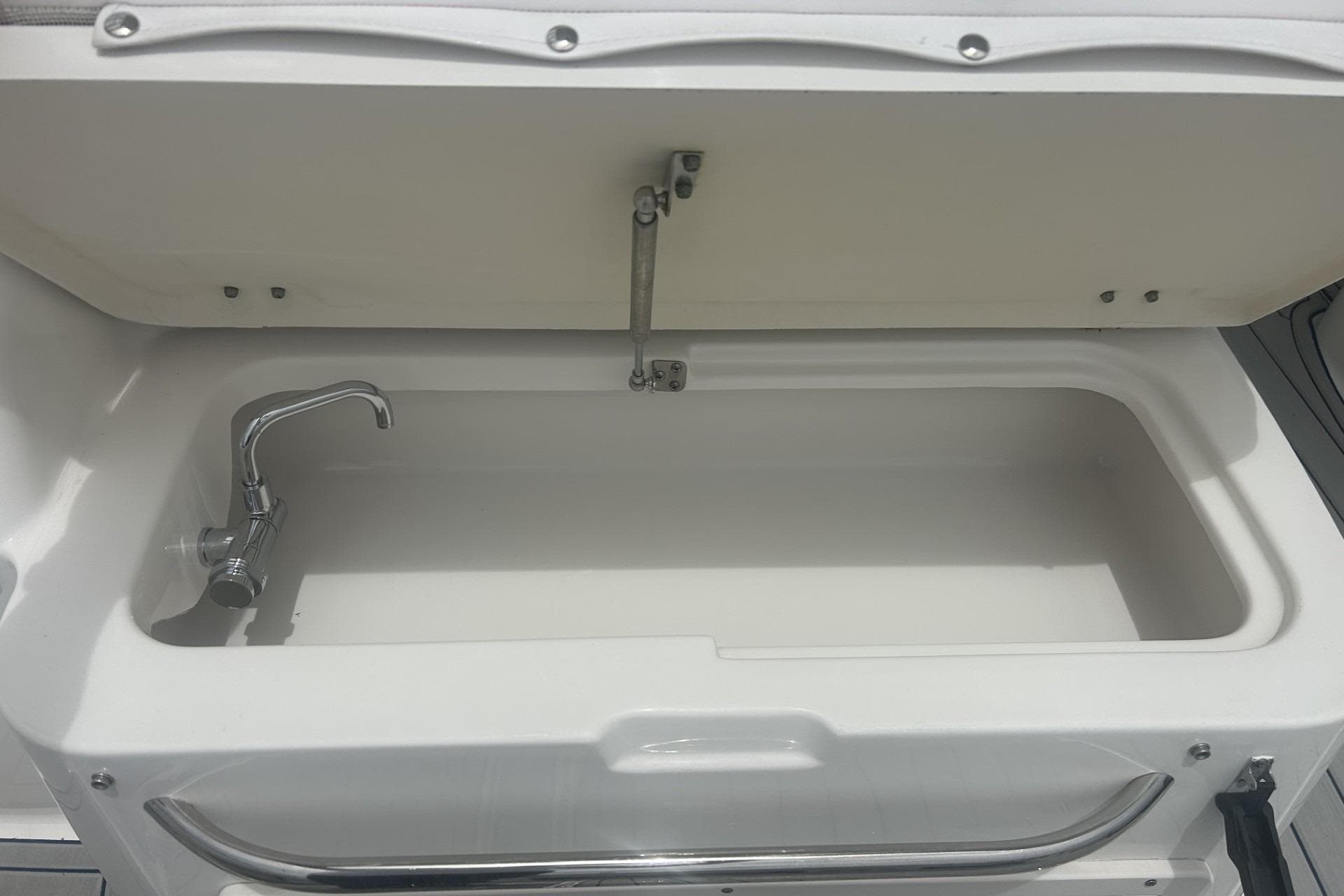 Robalo R305 Walkaround 2018 boat sink with open lid and faucet.