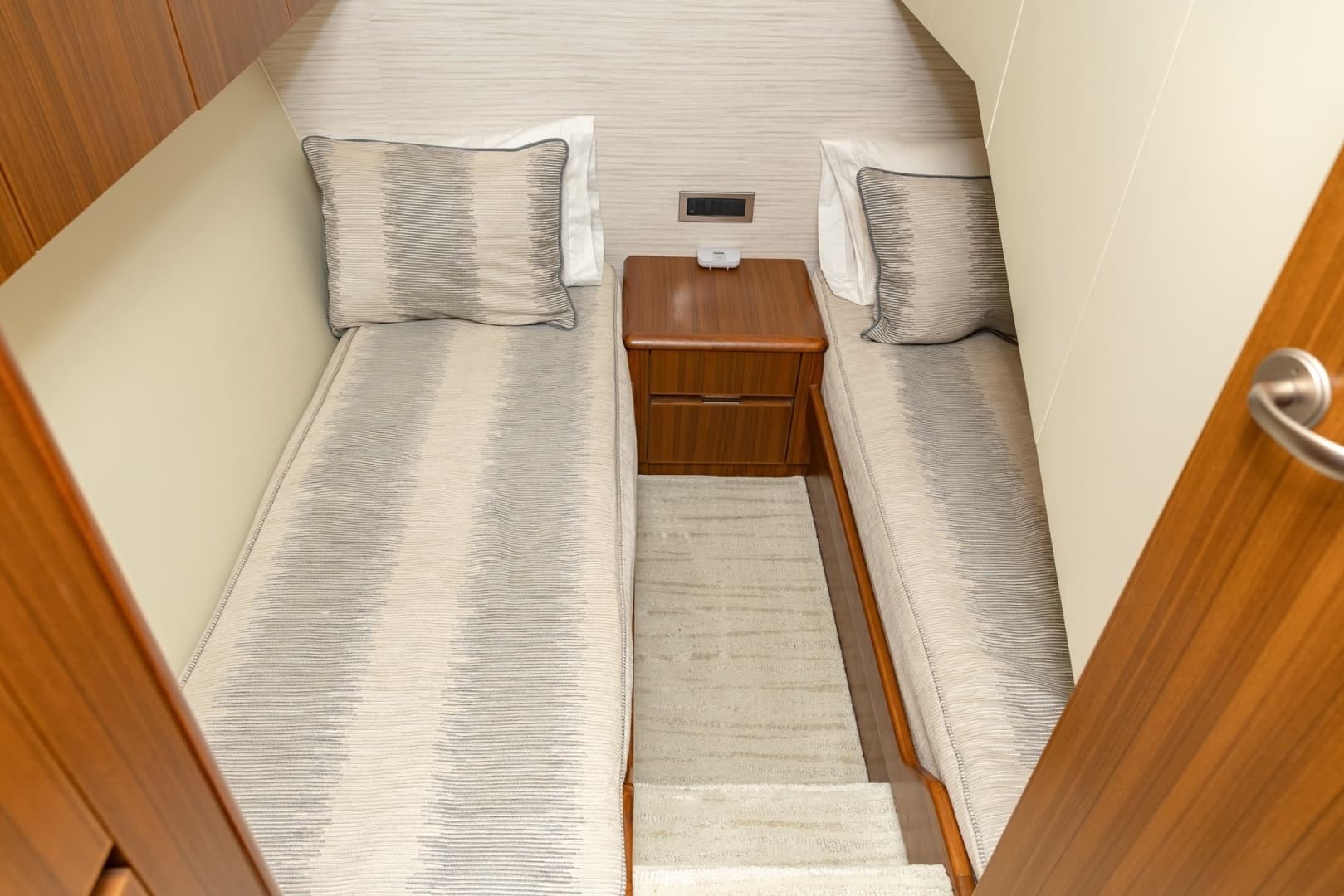 2008 Viking 60 Convertible - Image 8