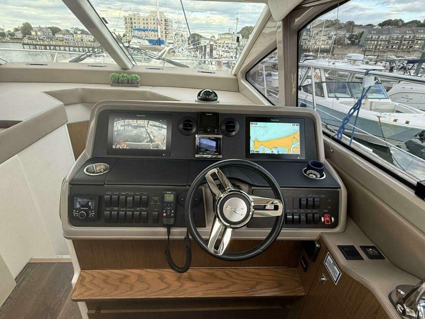 2018 Sea Ray 460 Sundancer - Image 12