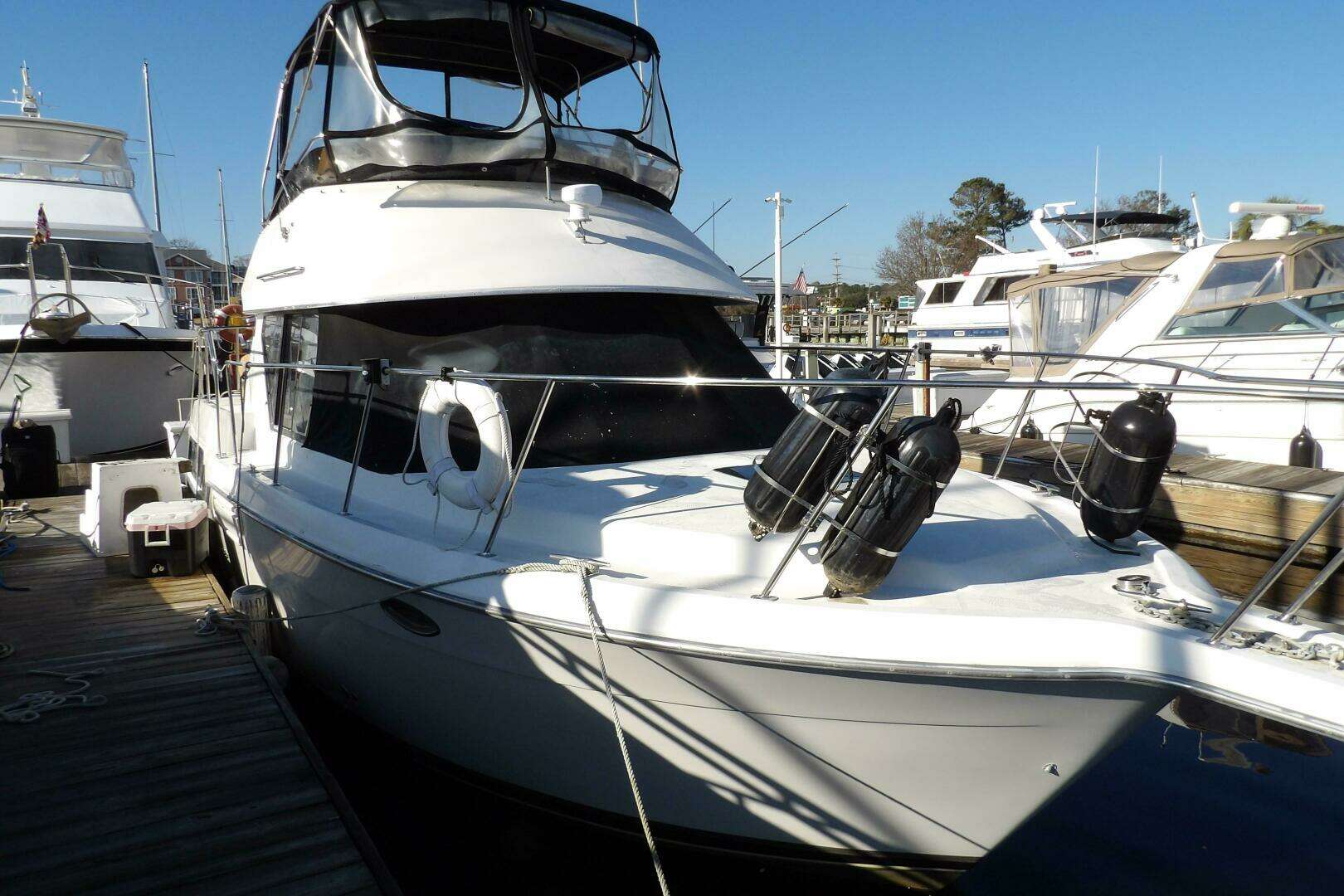 1992 Carver 28 Aft Cabin Motor Yacht - Image 3