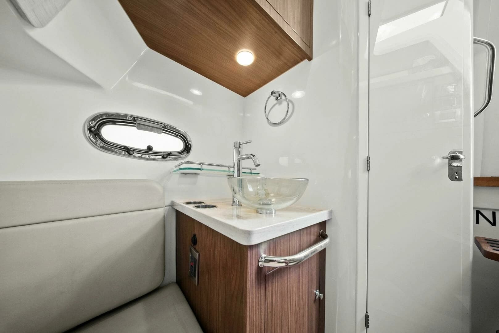2019 Boston Whaler 380 Outrage - Image 17