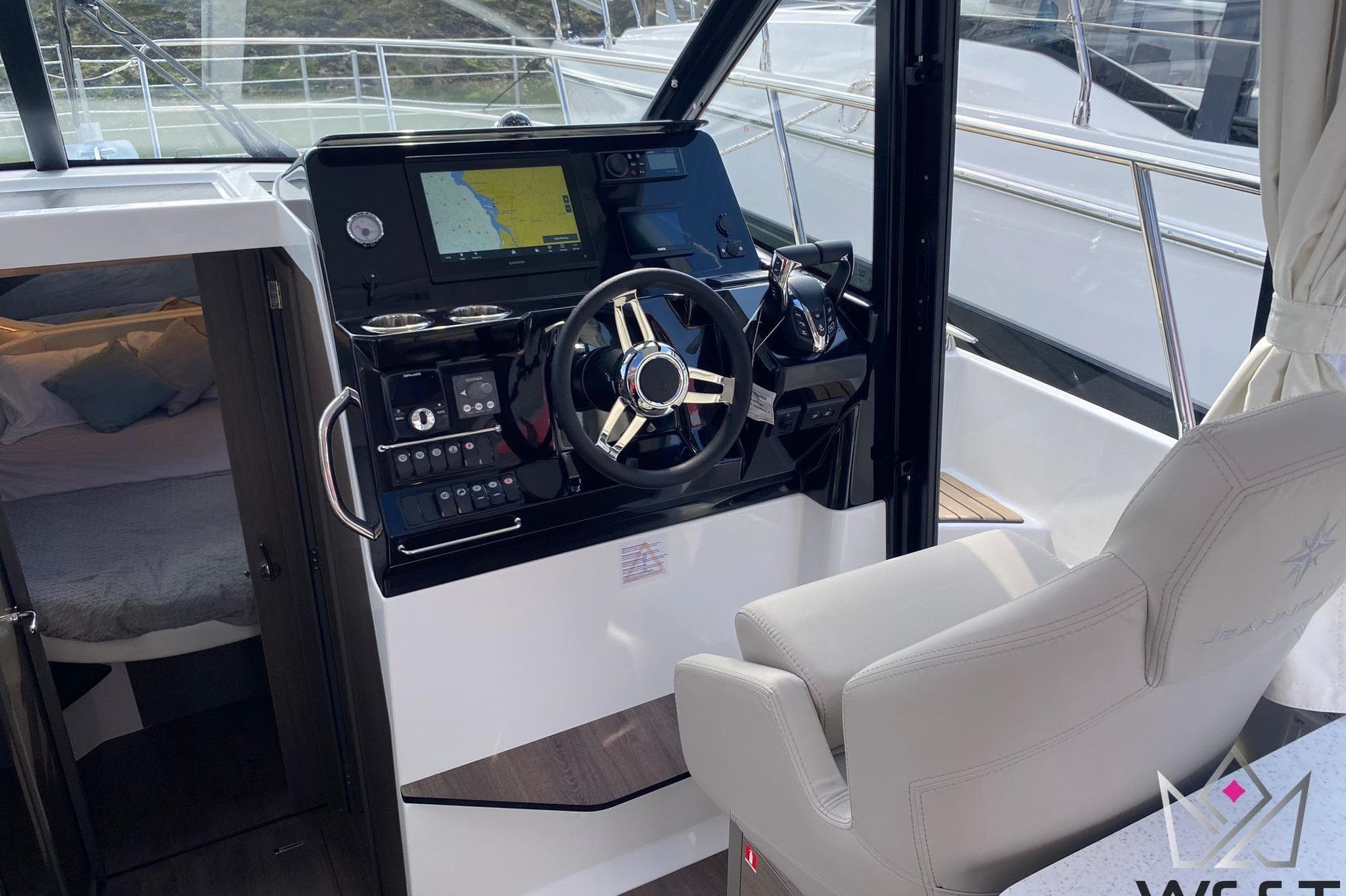 2026 Jeanneau Merry Fisher 1095 Fly Serie 2 helm with modern navigation system.