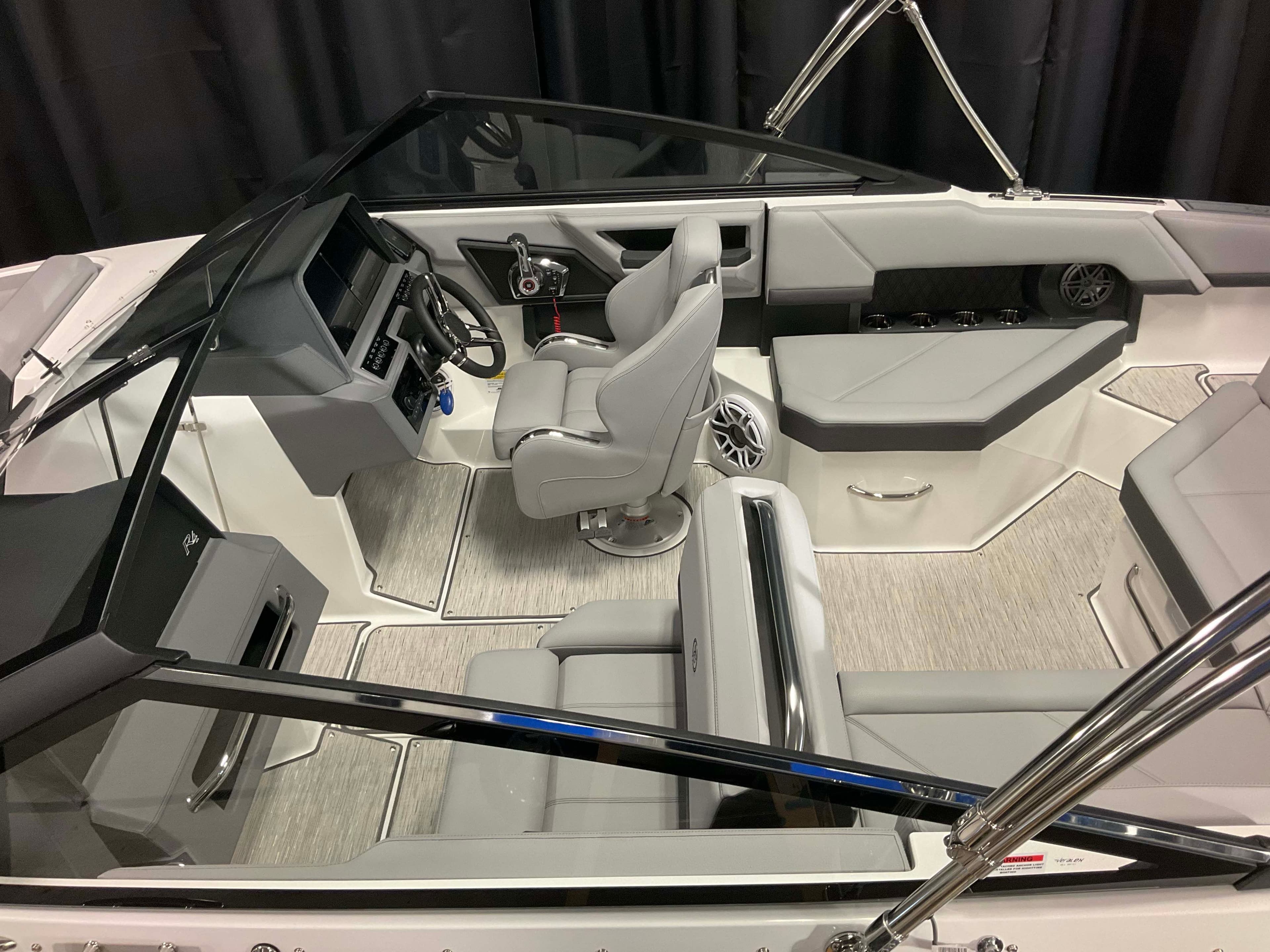 2026 Cobalt R4 Outboard - 8