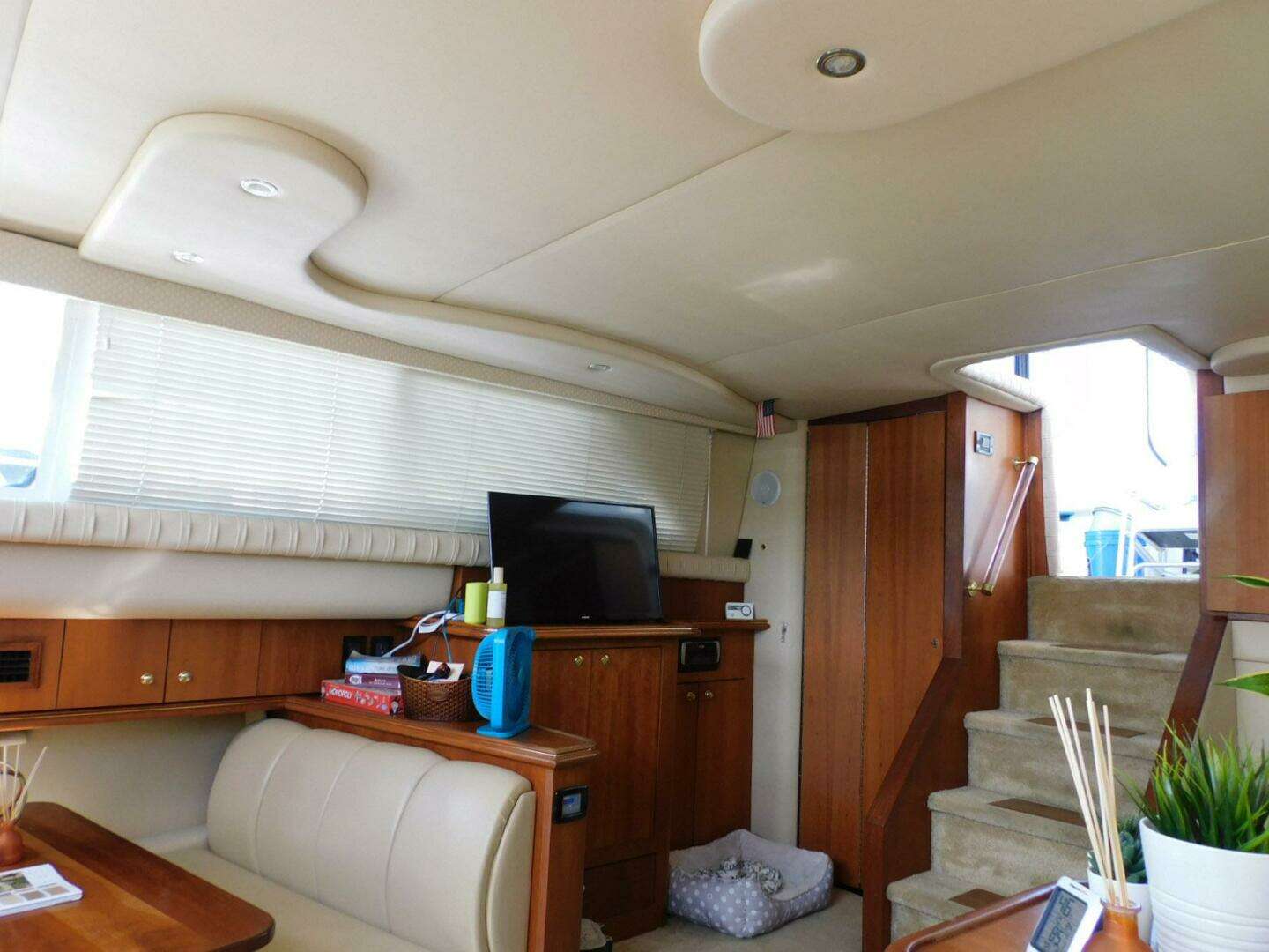 2003 Cruisers Yachts 3750 Motoryacht - Image 4