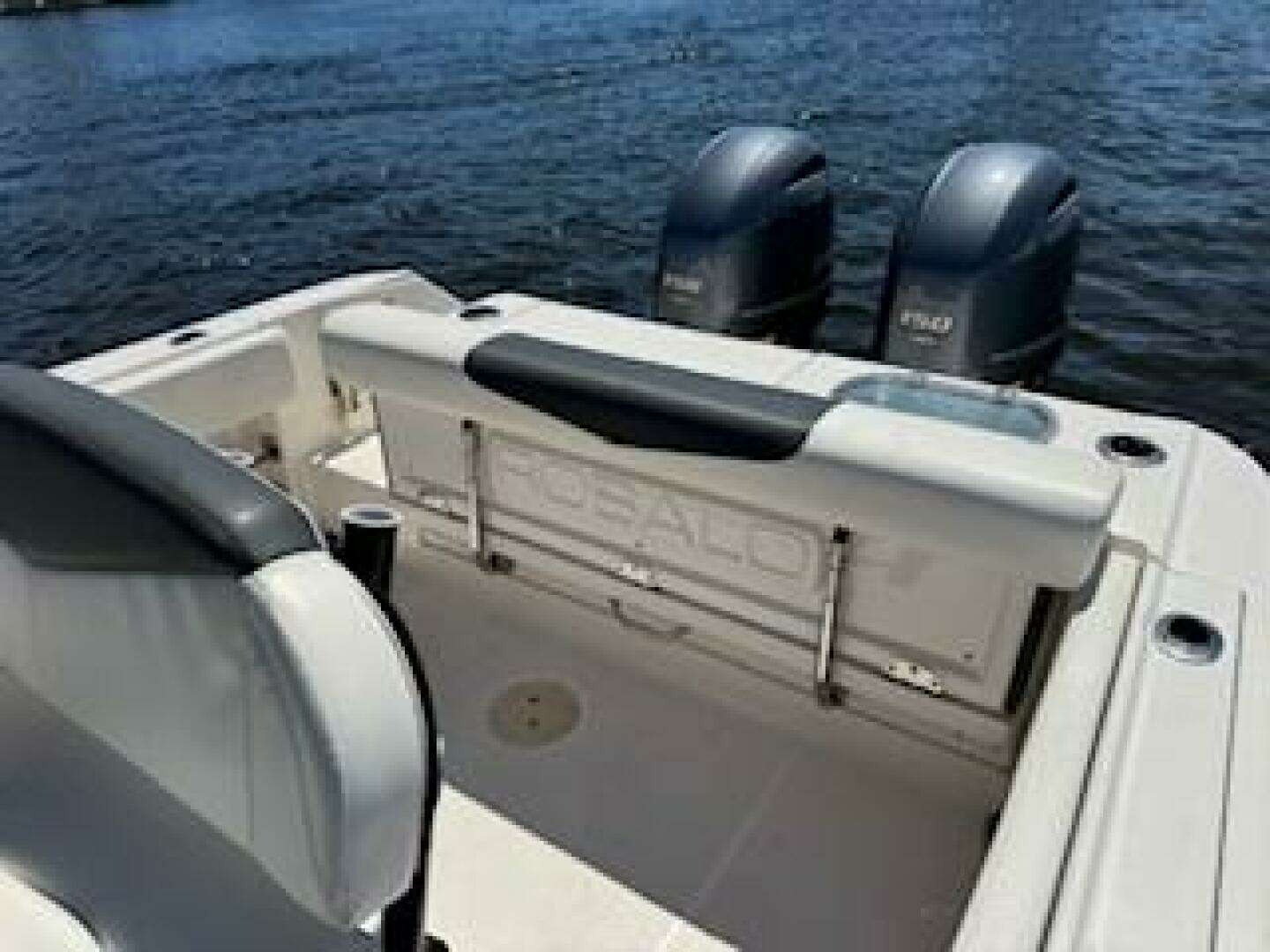 2022 Robalo R242 Center Console - Image 18