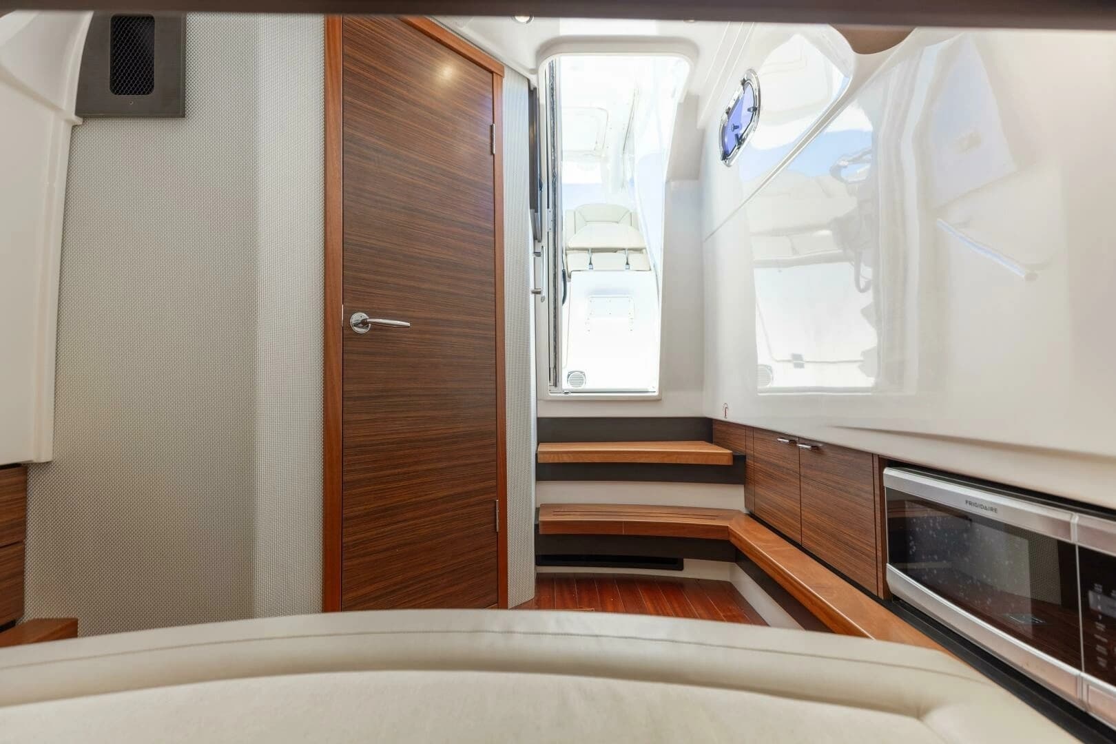 2019 Pursuit S 368 - Image 6