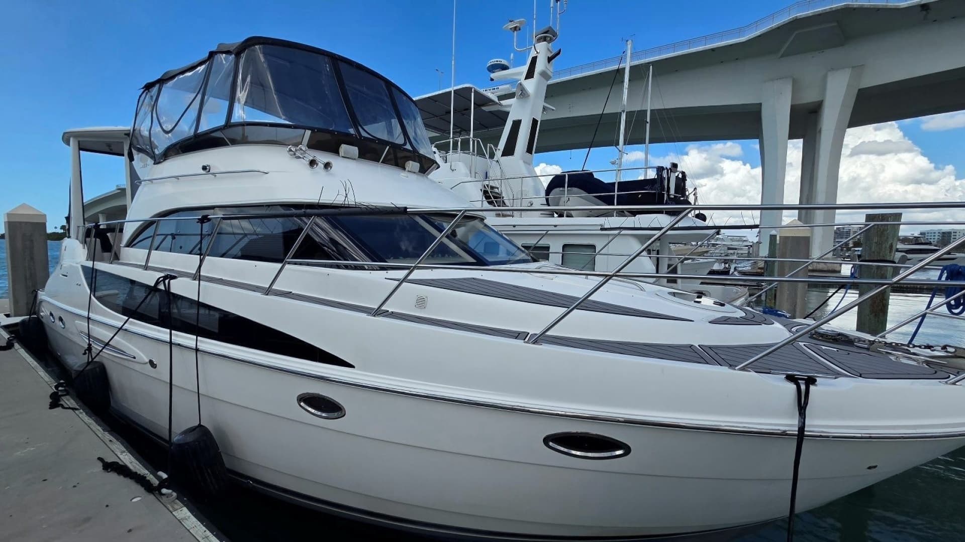 2004 Meridian 459 Aft Cabin Cockpit Motor Yacht - Image 2