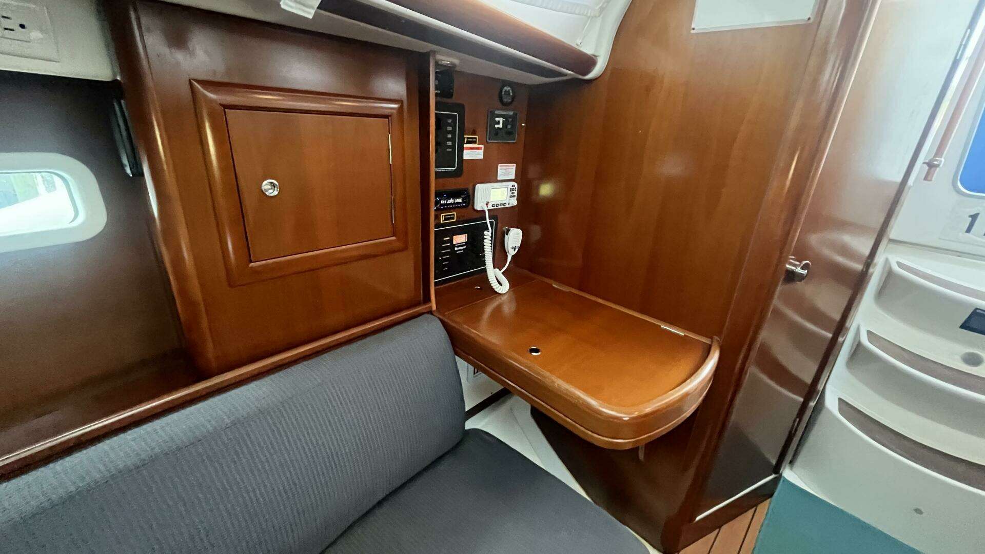 2006 Beneteau Oceanis 323 - Image 23
