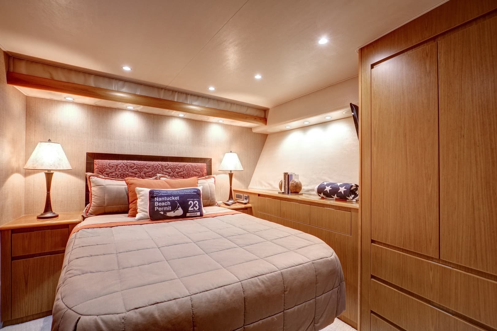 2010 Viking 82 Convertible - Image 22