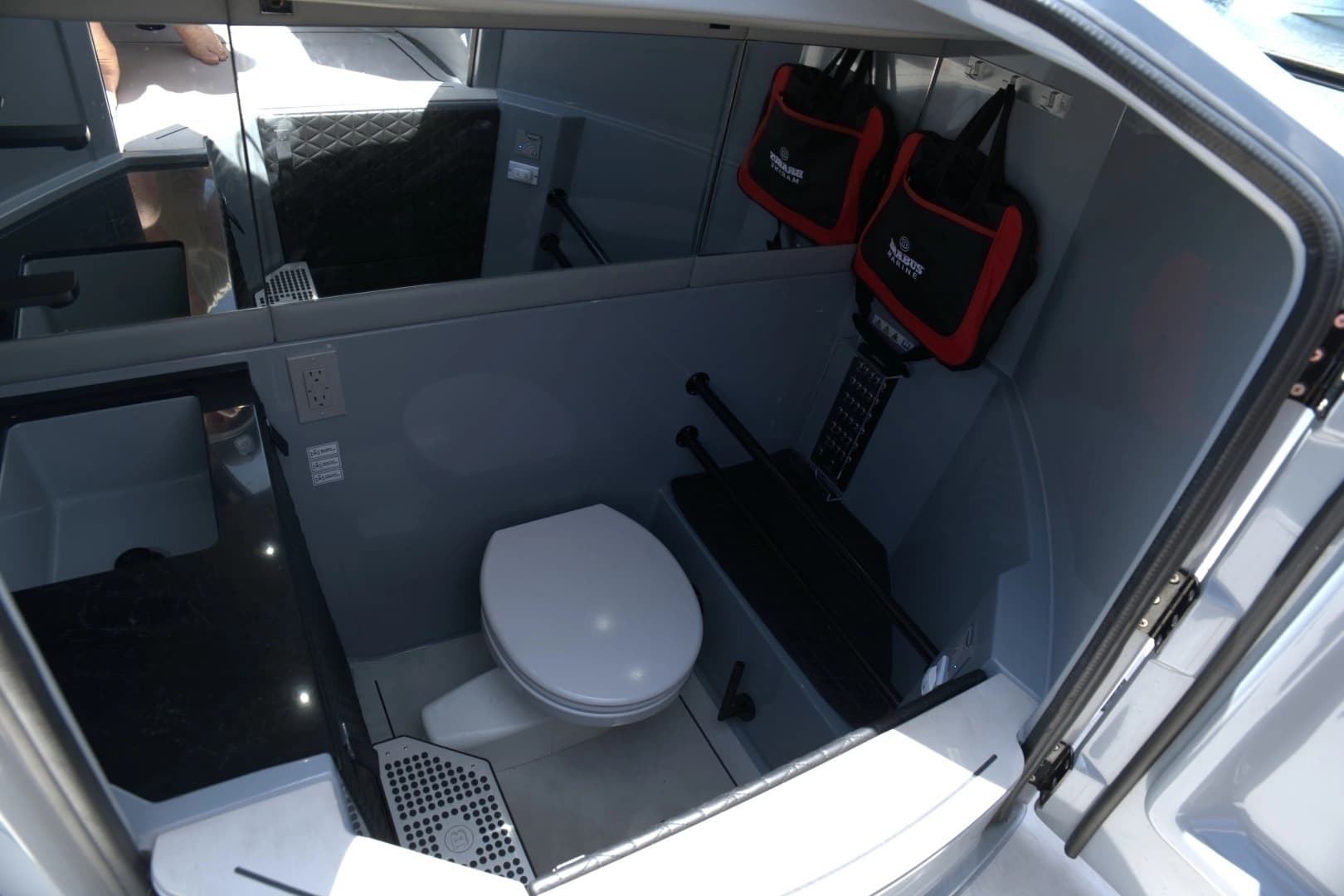 2023 Axopar 31 Brabus Shadow 500 - Image 5