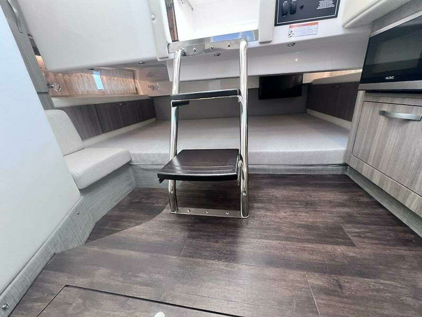 2019 Regal 33 SAV - Image 47