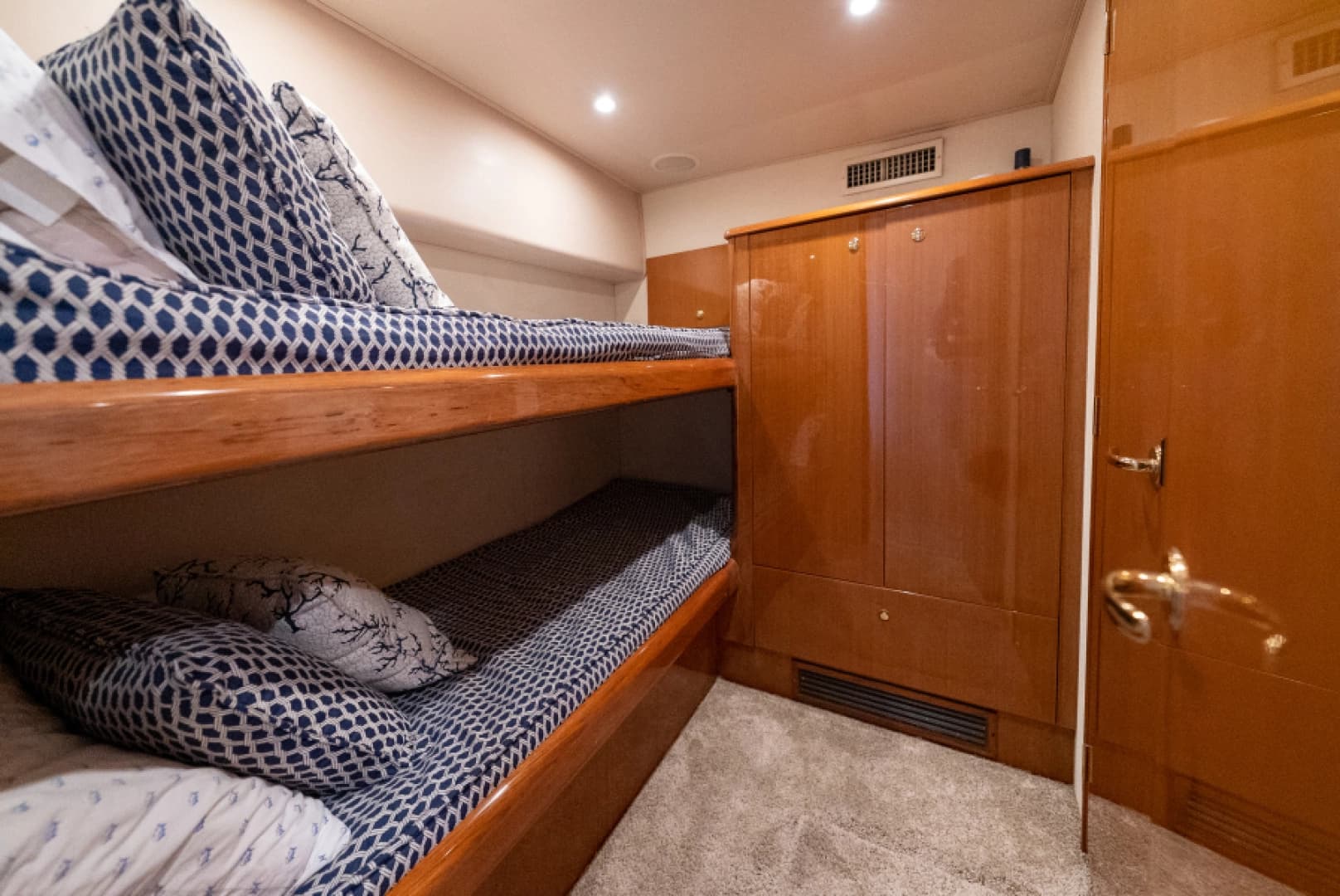 2003 Viking 45 Convertible - Image 31
