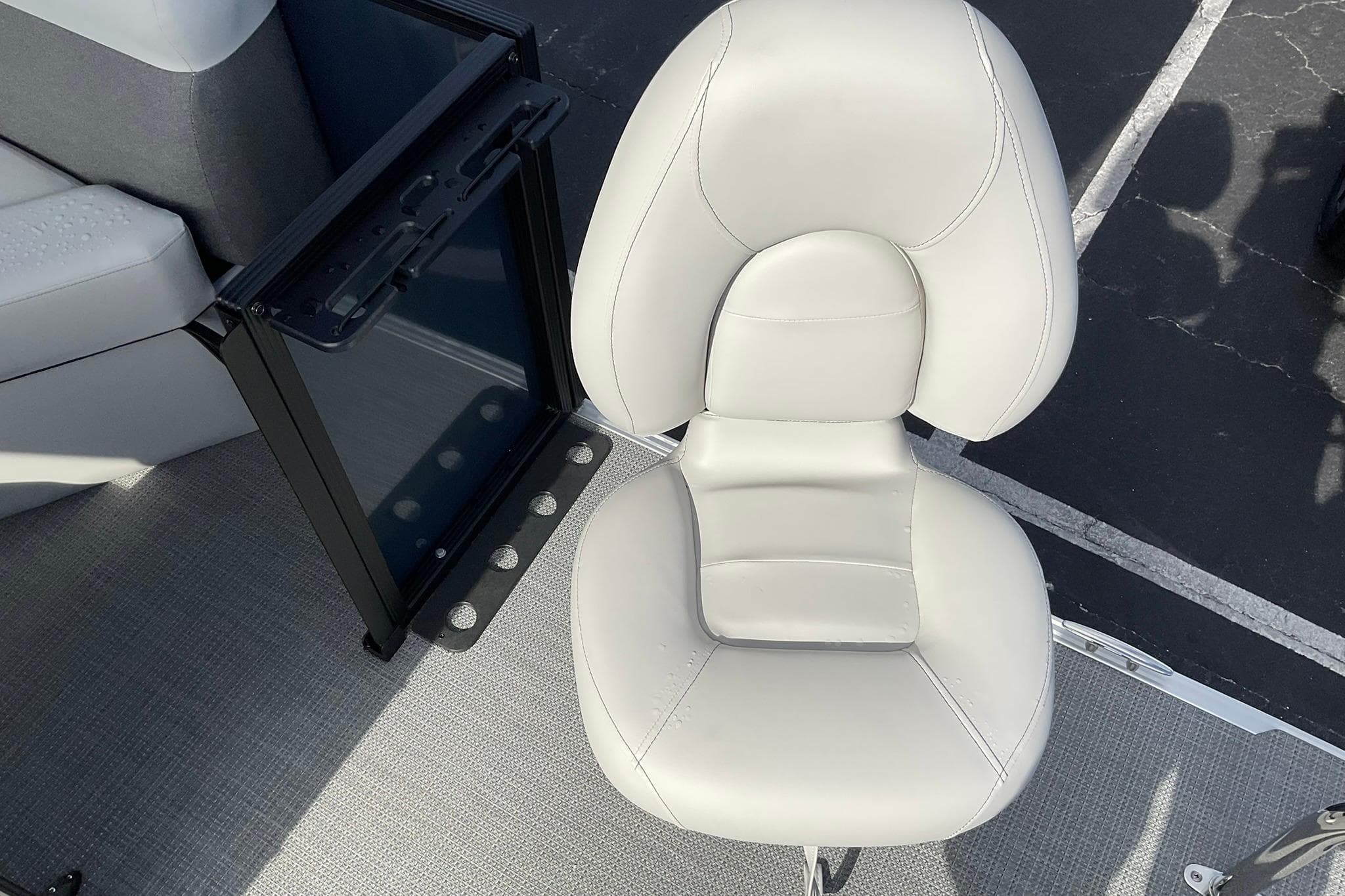 2026 Crest Conquest SE 220 Fish boat seat, featuring sleek white upholstery and modern design.
