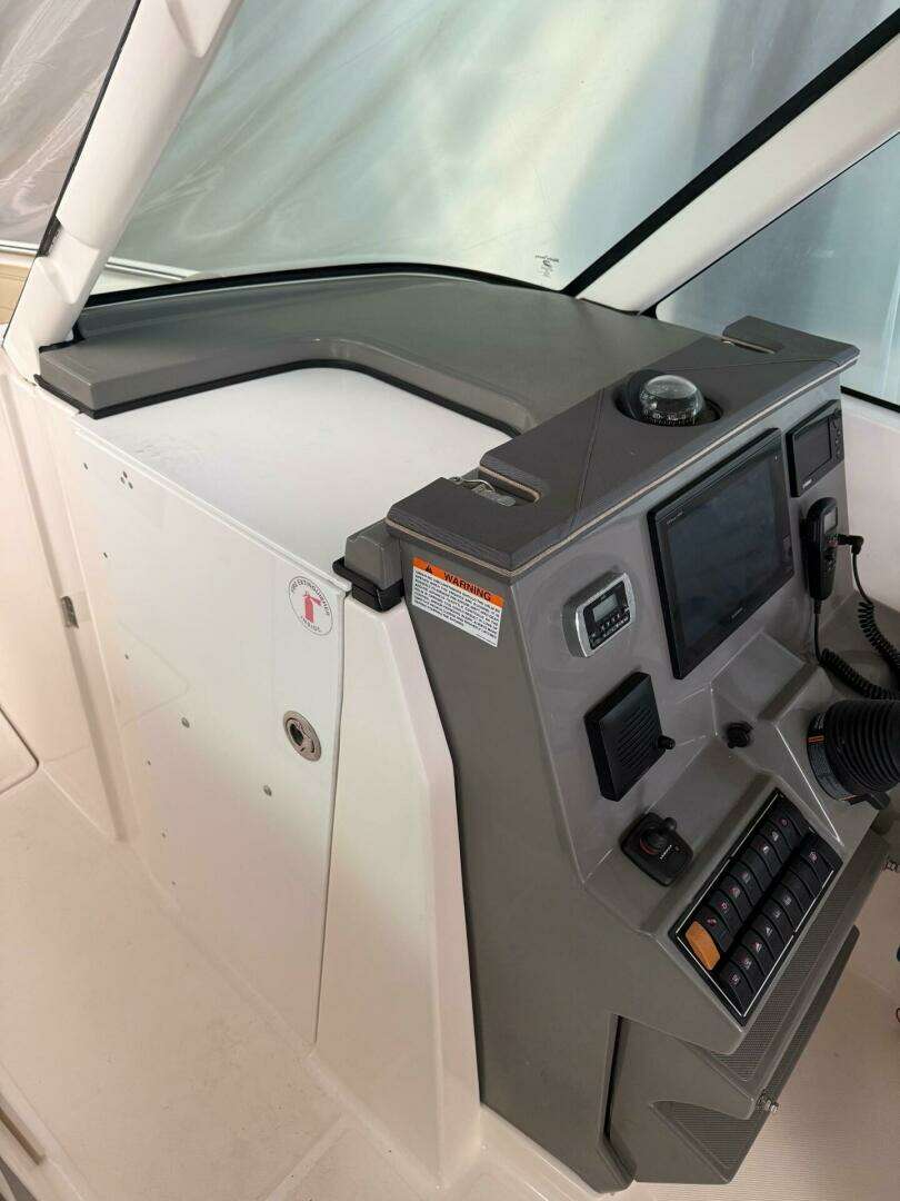 2017 Pursuit DC 295 - Image 10