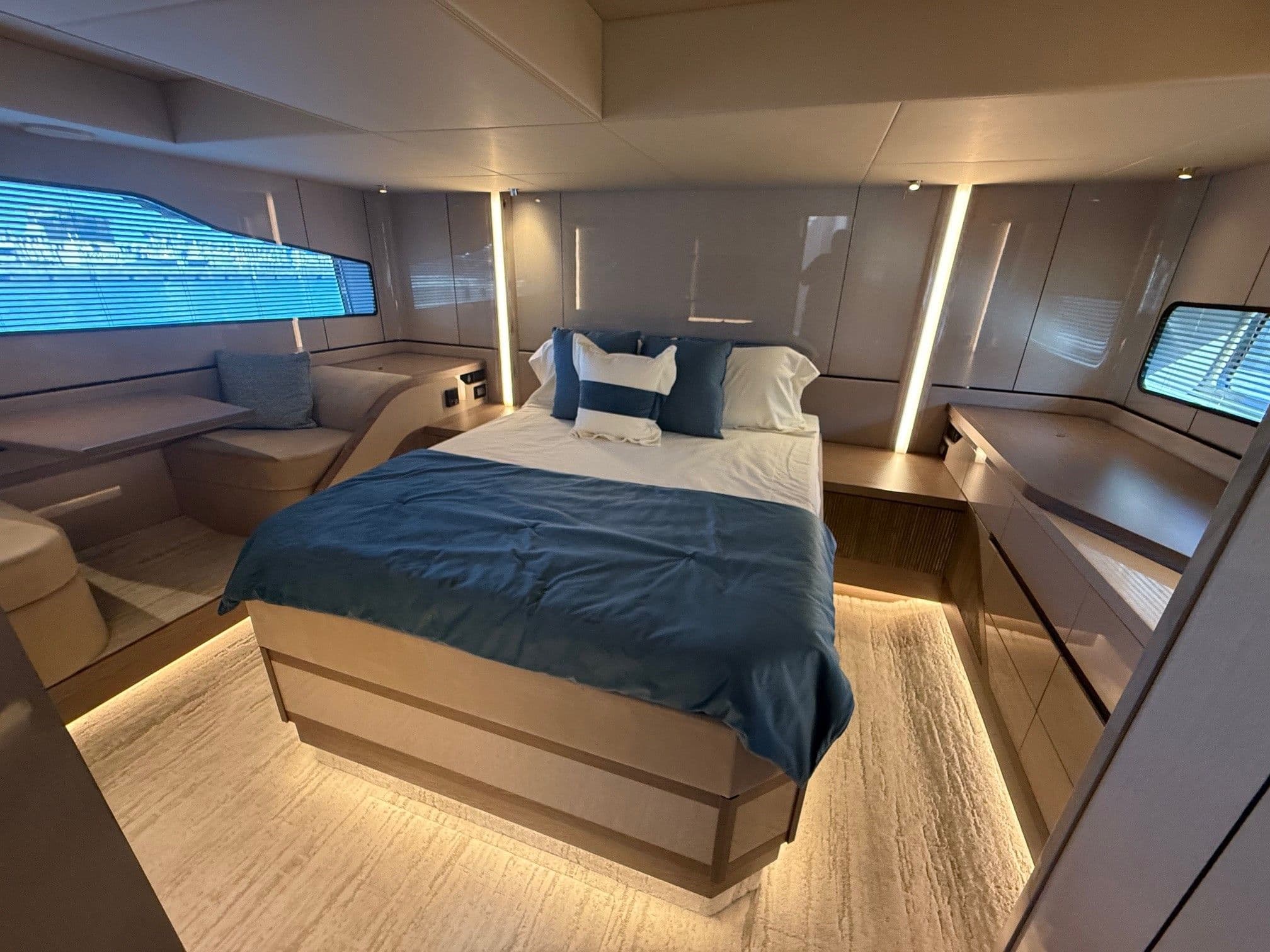 2026 Cruisers Yachts 57 Fly - 16